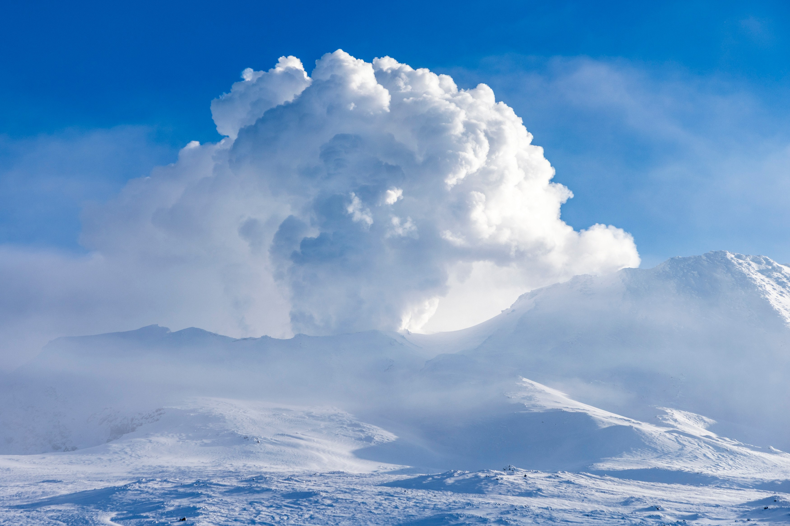 Хели-ски на Камчатке на Ми-8 — катание среди вулканов. Время Камчатки: чтобы найти свой путь, нужно скорость умножить на время