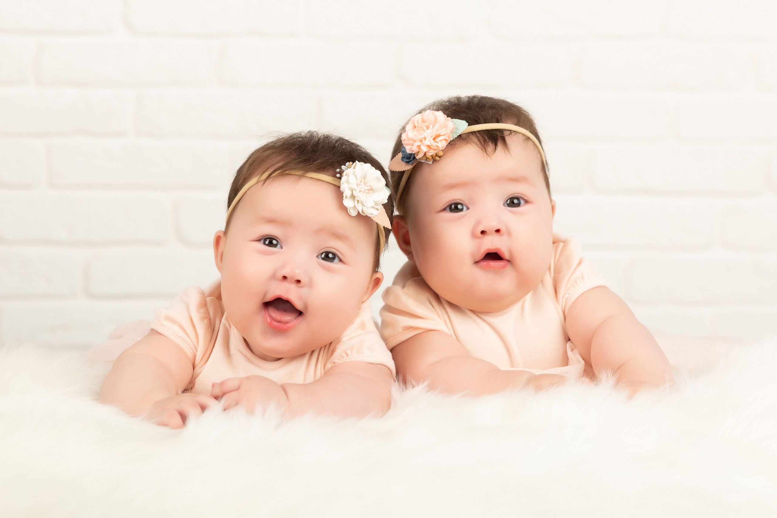 Двойняшки на фотосессии в фотостудии. Портрет близняшек в пастельных тонах.