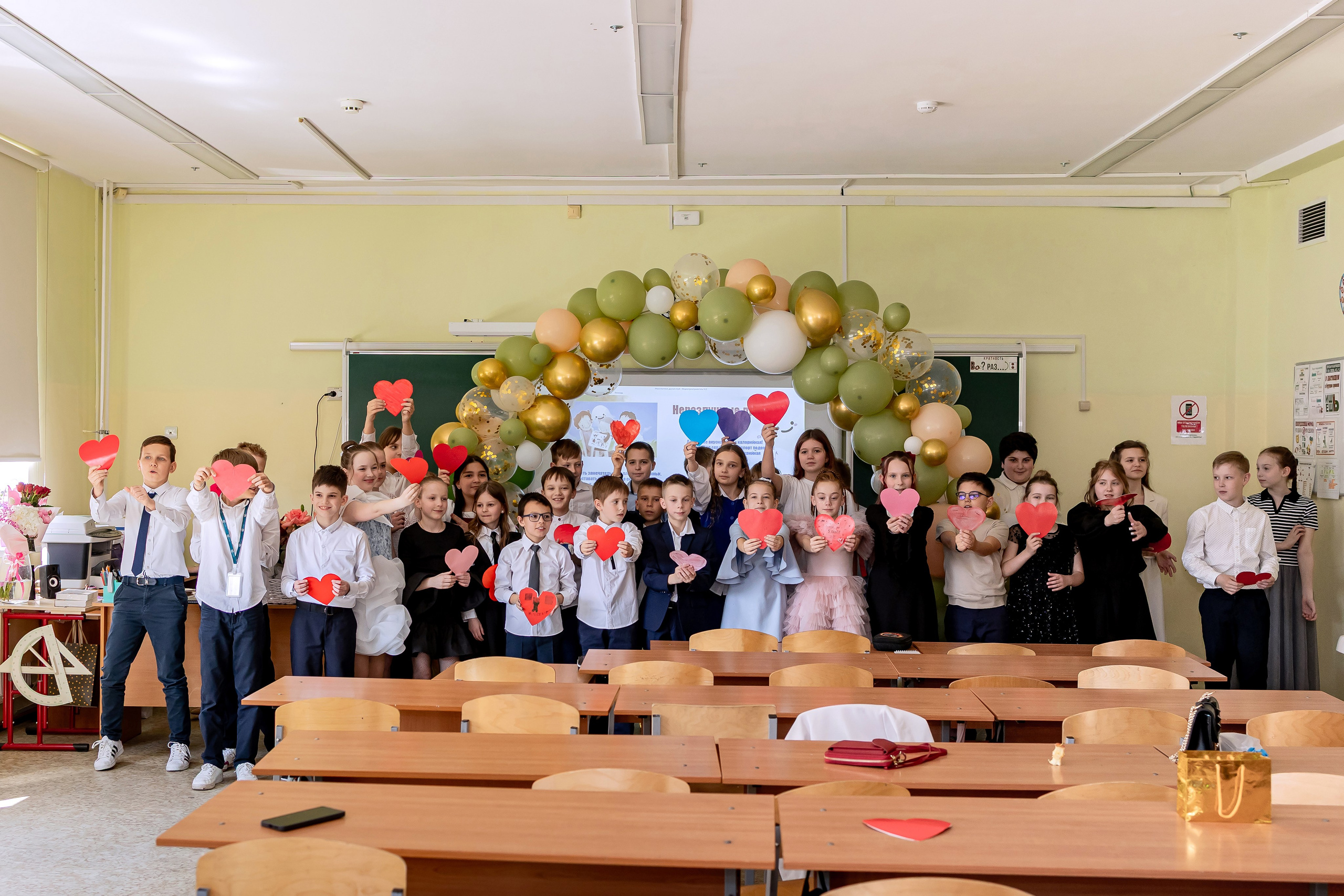 Выпускной в начальной школе в классе. Фотограф и видеограф Москва. Свадебный фотограф, видеограф. Выпускные альбомы. Оживающие альбомы