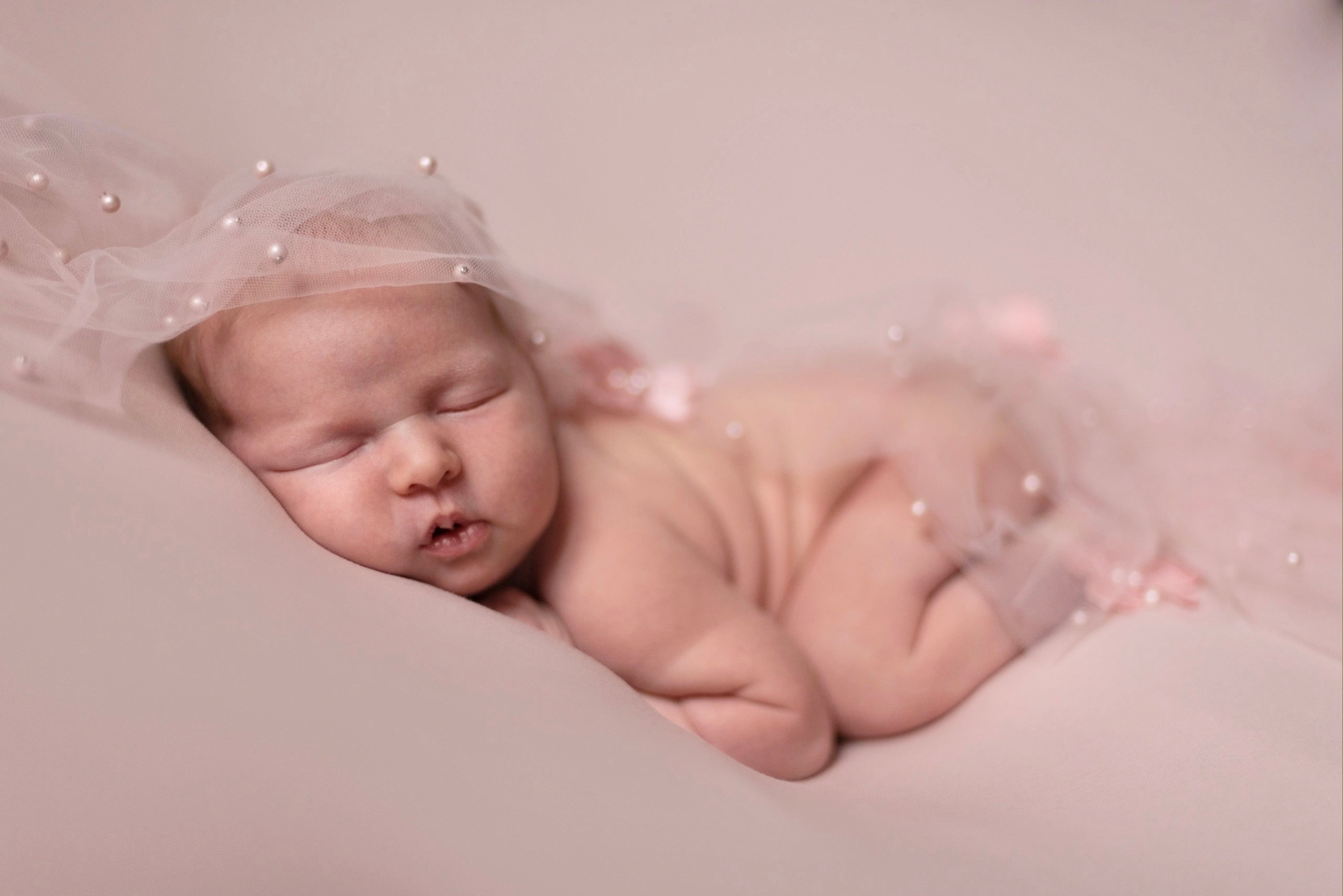 Профессиональный фотограф новорожденных Тверь