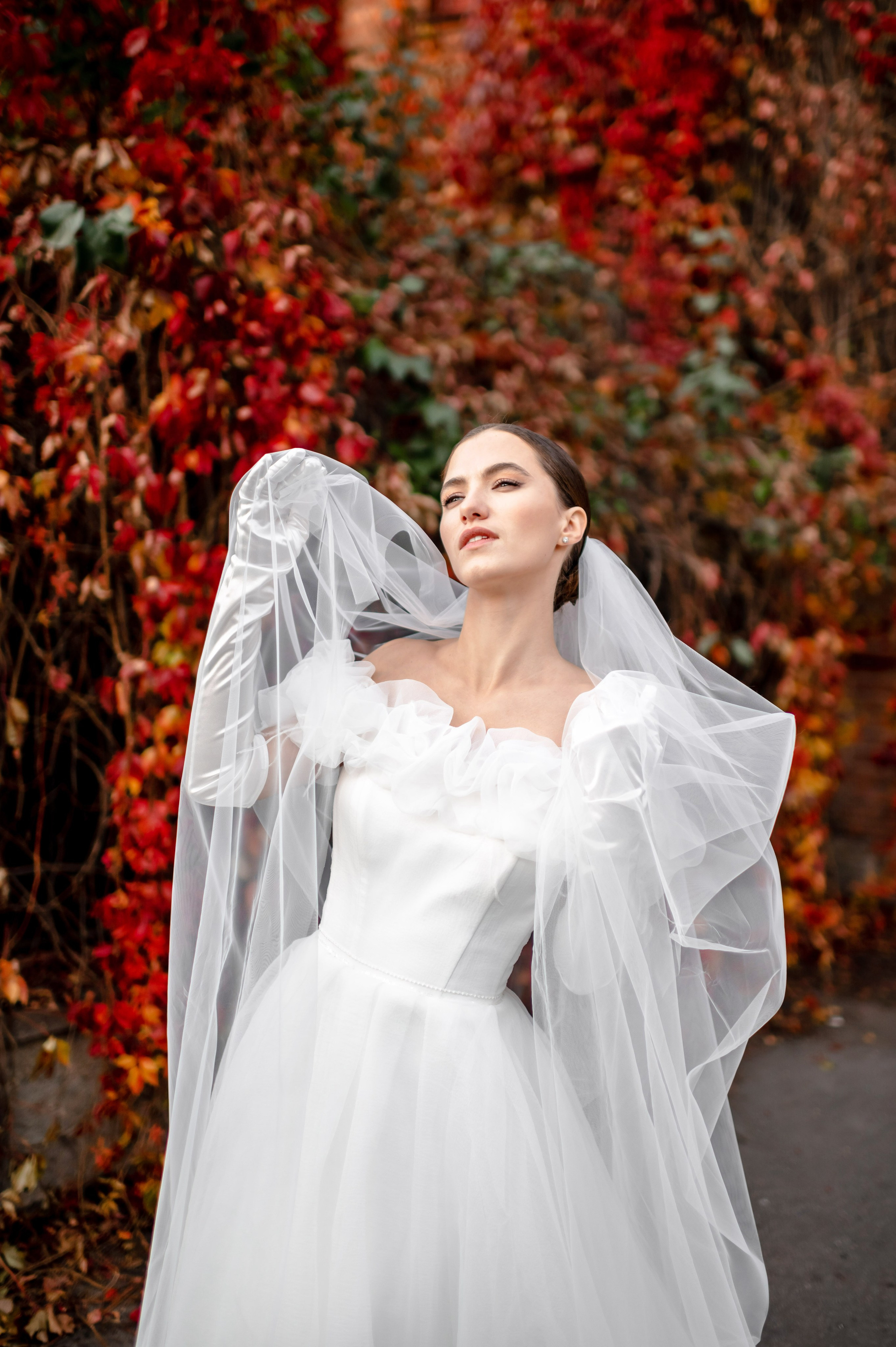 Осенняя великолепная свадебная прогулка жениха и невесты в октябре в Санкт-Петербурге в Михайловском парке и у Атлантов на Миллионной улице. Портретный, семейный и свадебный фотограф в Санкт-Петербурге и в Пушкине Ширяев Денис