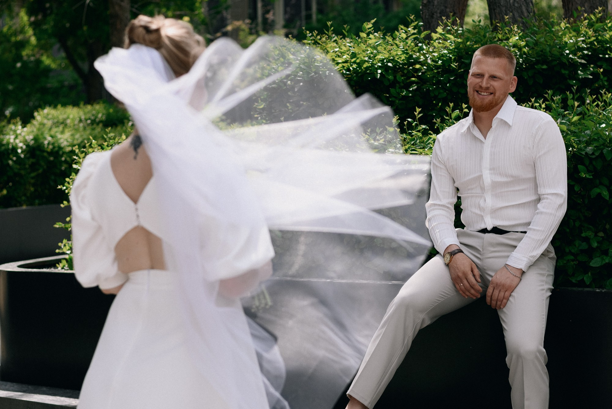 Эстетичные свадебные портреты в городской среде, современная классика