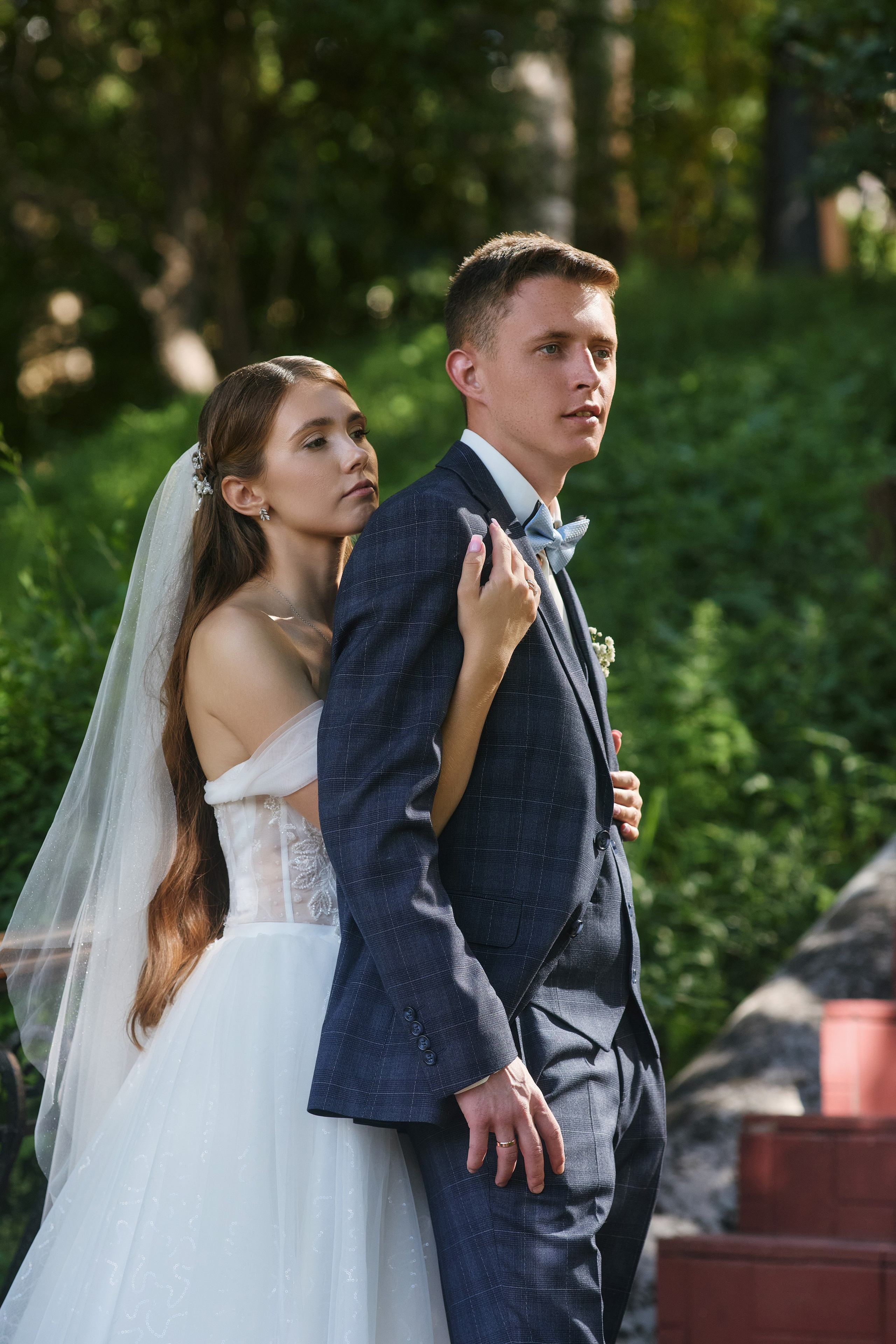 Нежная поза для жениха и невесты - референс для фотосессии