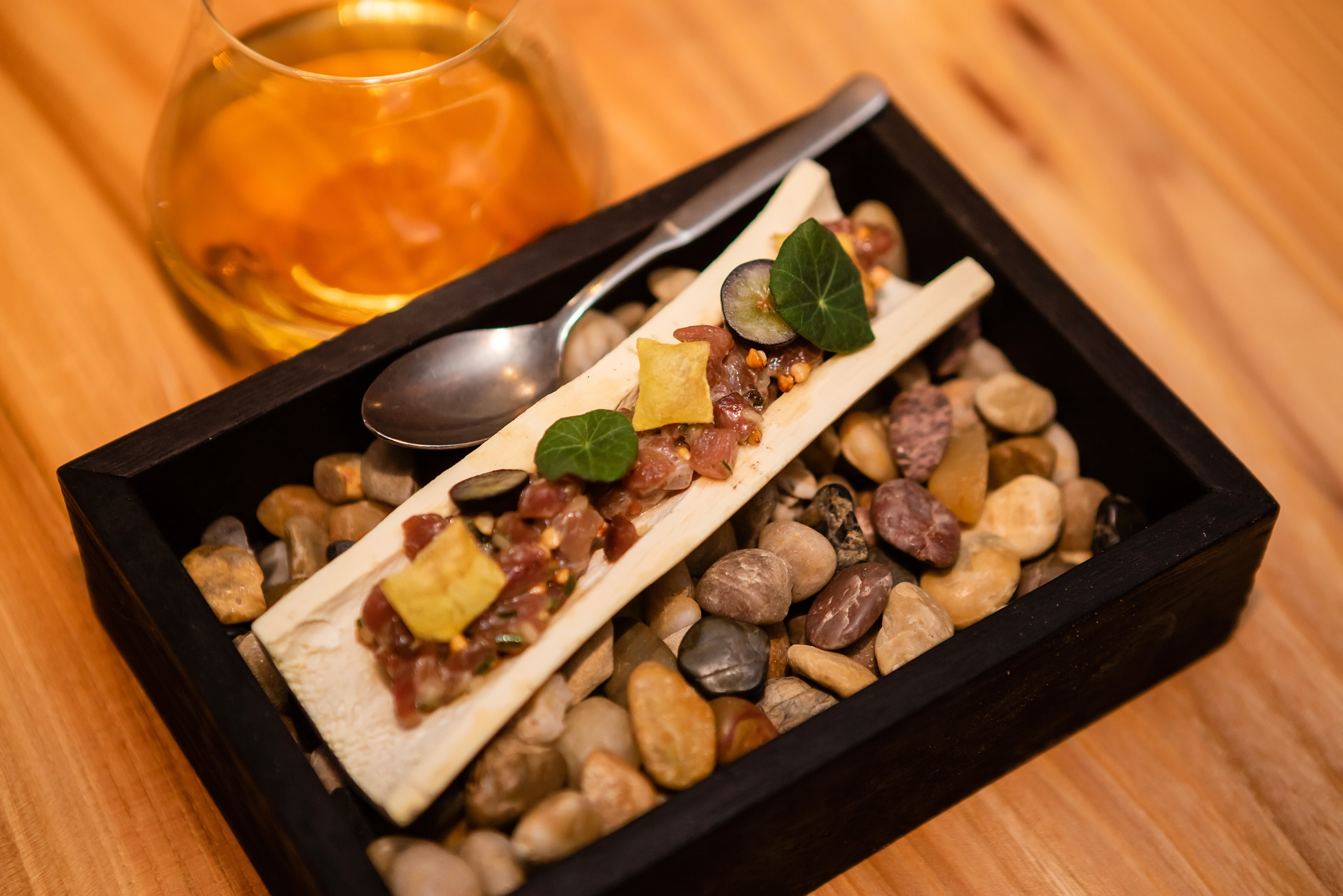 авторская кухня Тунгуска кафе Чешуя лучший ресторан Красноярска вкусная сибирская кухня гастро тур путешествие где вкусно поесть изысканный вкус ресторан Хозяин тайги атмосферный интерьер