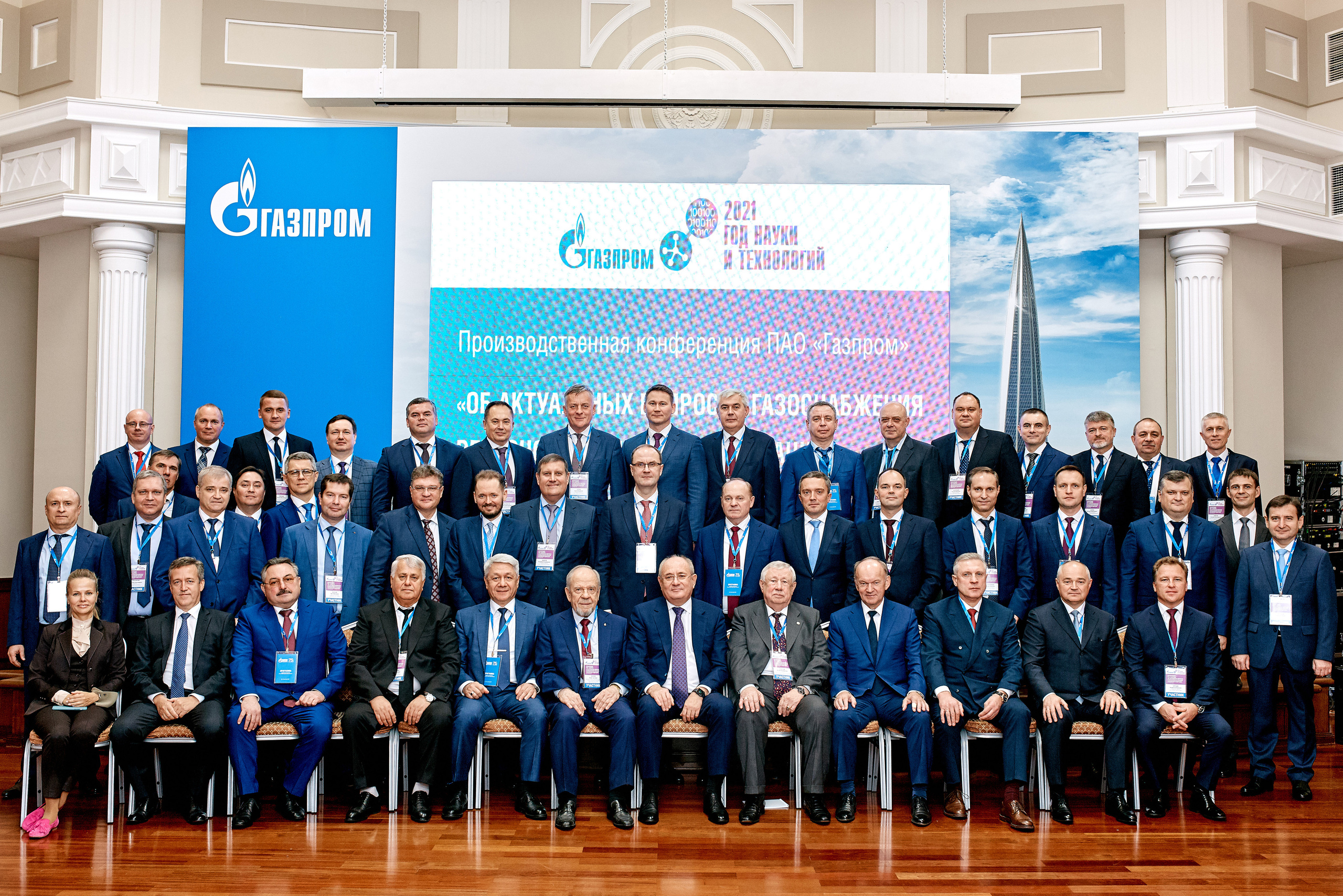 Групповые фотосъемки для больших компаний тоже имеют свою специфику. Чтобы не разочароваться от результата - обращайтесь к специалисту.