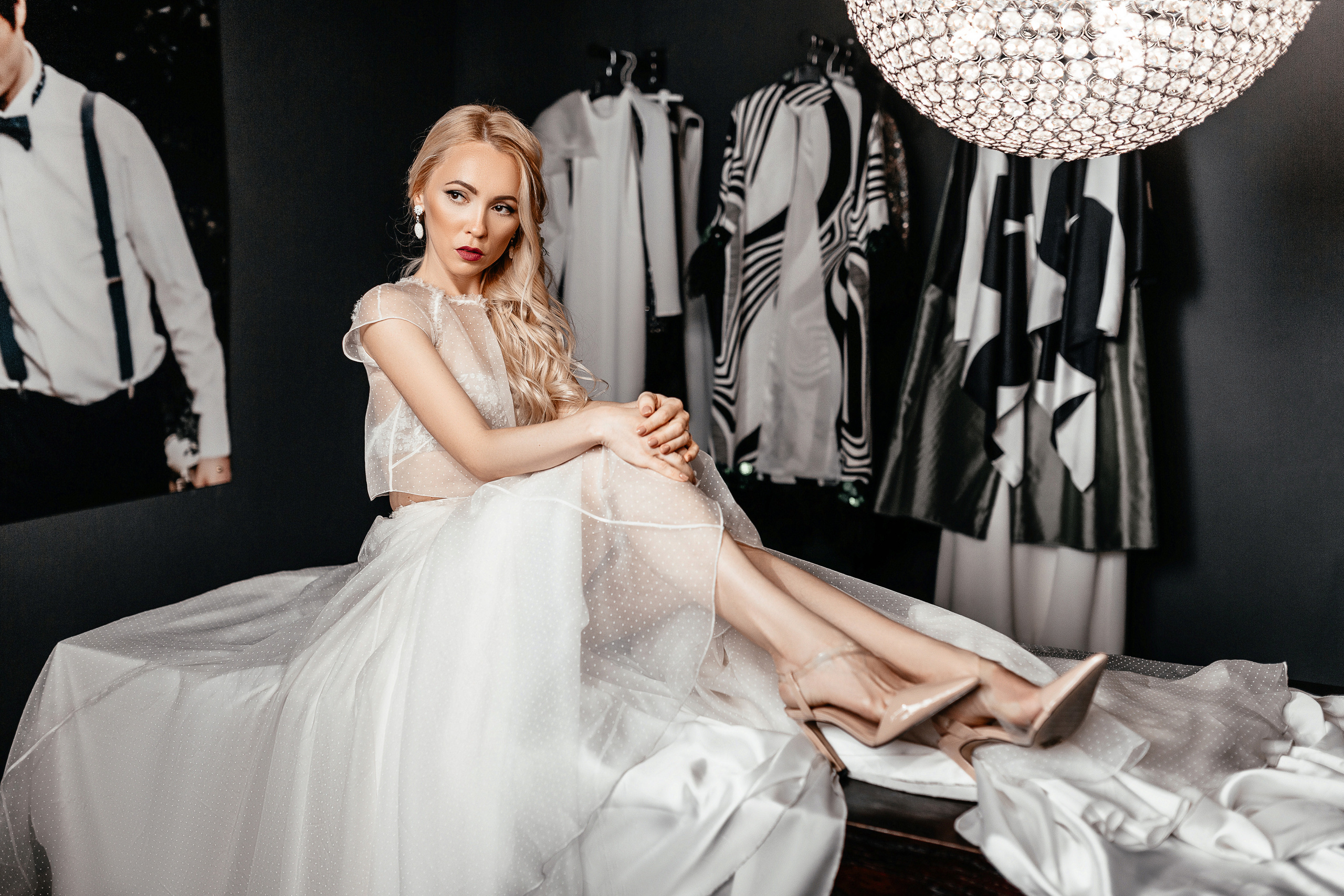 Наше взаимодействие начнется сразу после вашего первого звонка, ведь фотосессия - это не просто придти в студию в назначенное время. Необходимо учесть все мелочи подготовки: от вопроса аренды помещения, до поиска нужных атрибутов.