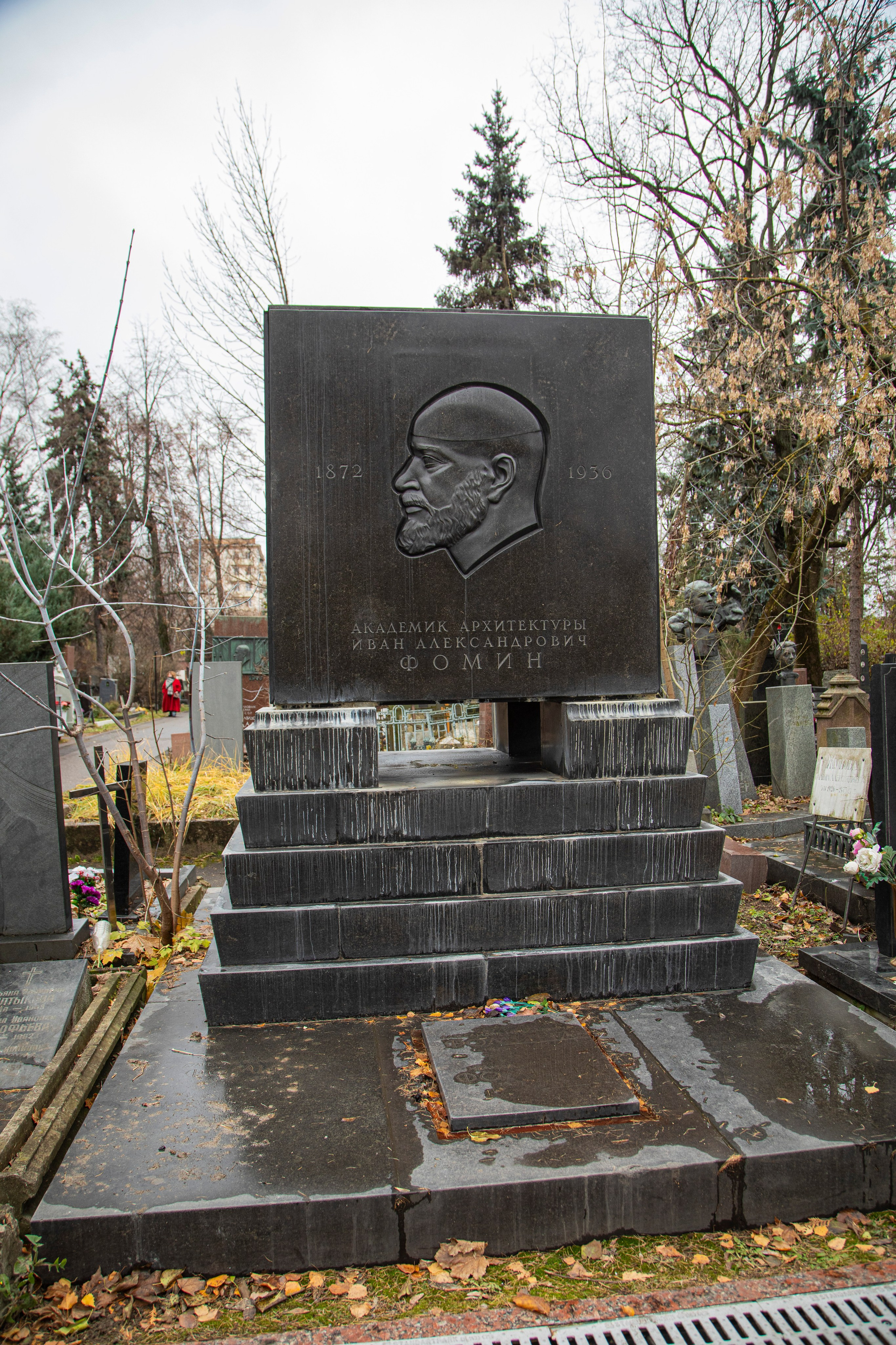 Осенняя прогулка по Новодевичьему кладбищу. Фотограф Сергей Ловкий