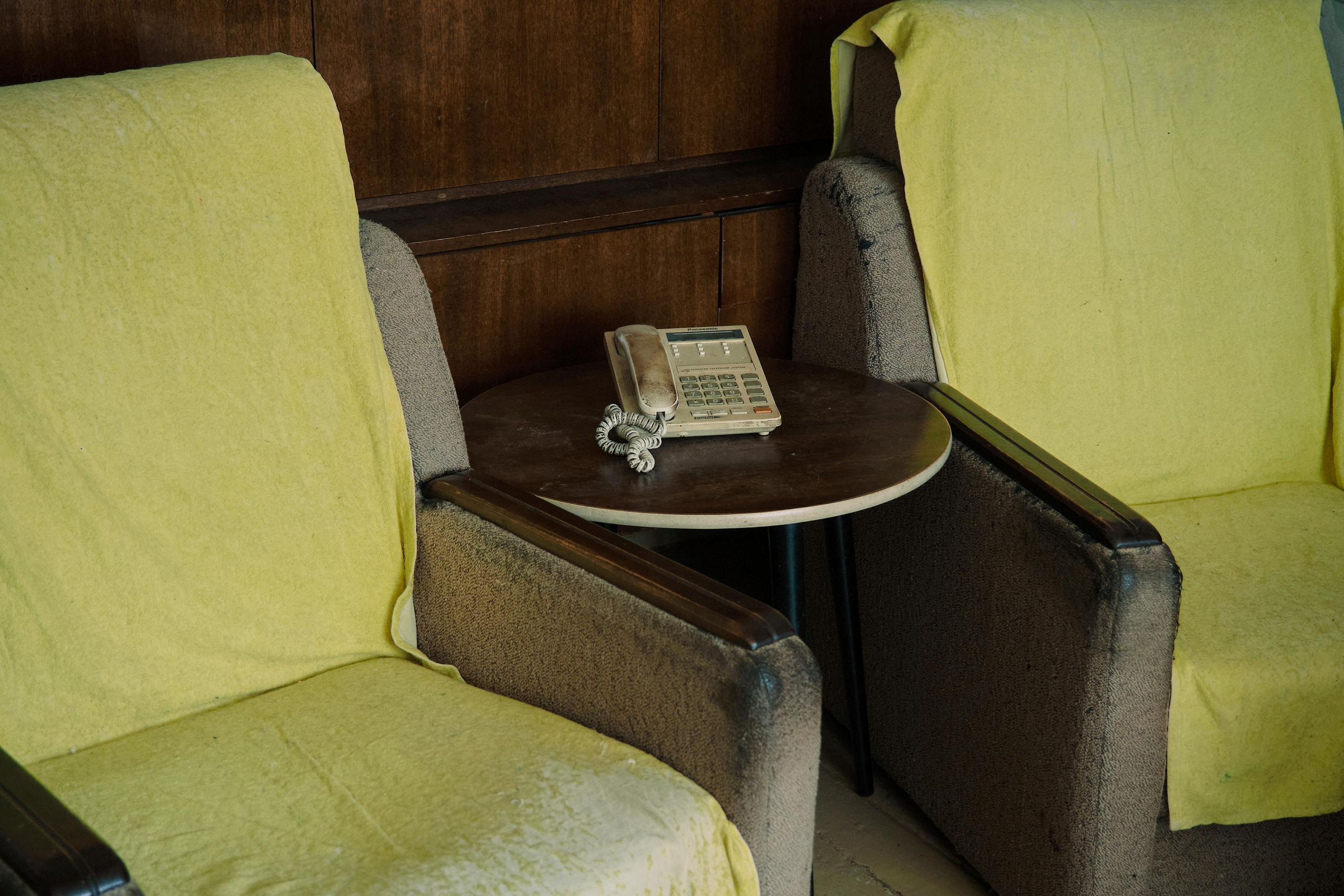 Кресла. Бабушка всегда сидела в том, что слева, дед – в кресле справа