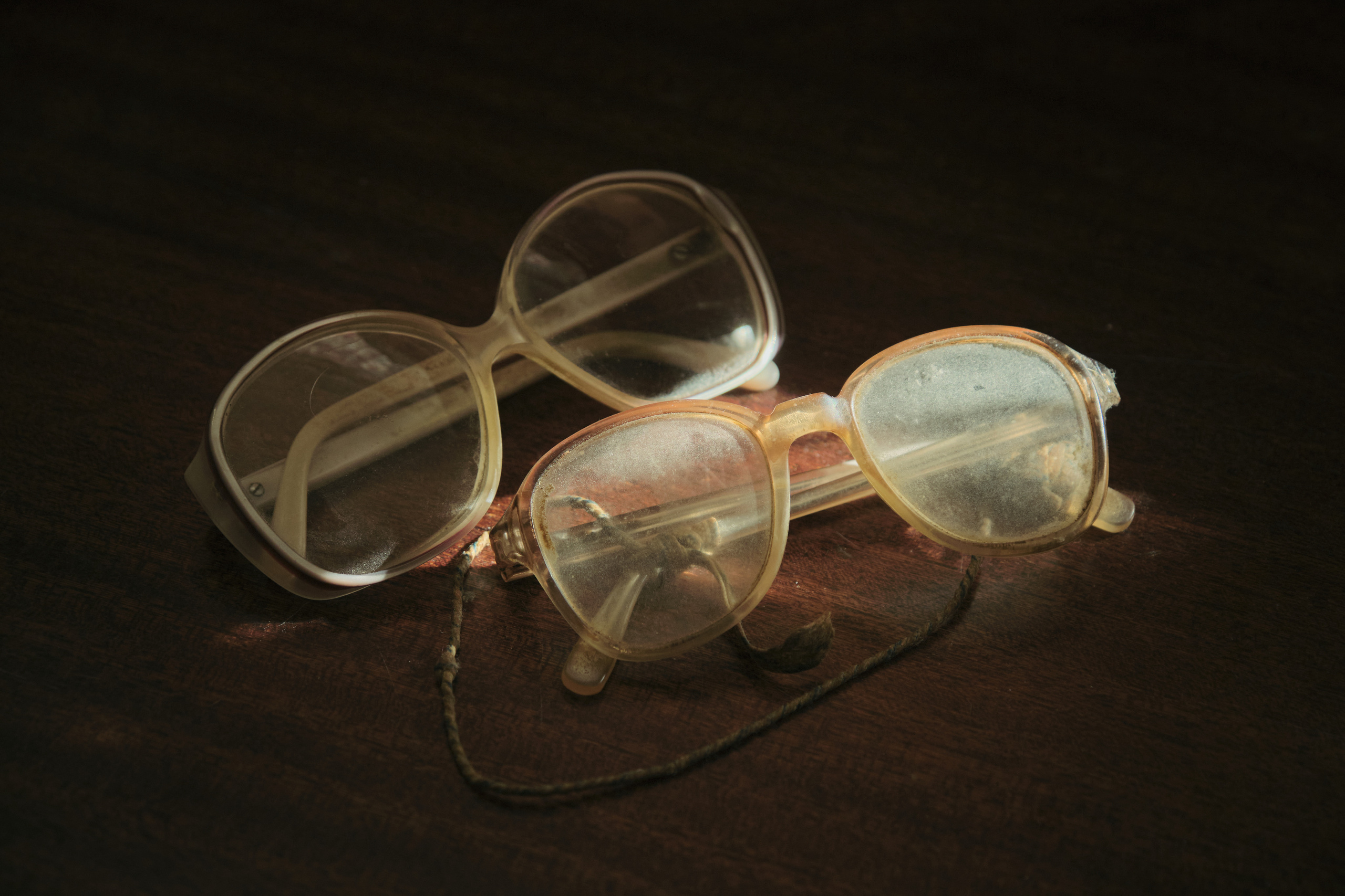 Очки деда снизу на веревочке, бабушкины сверху