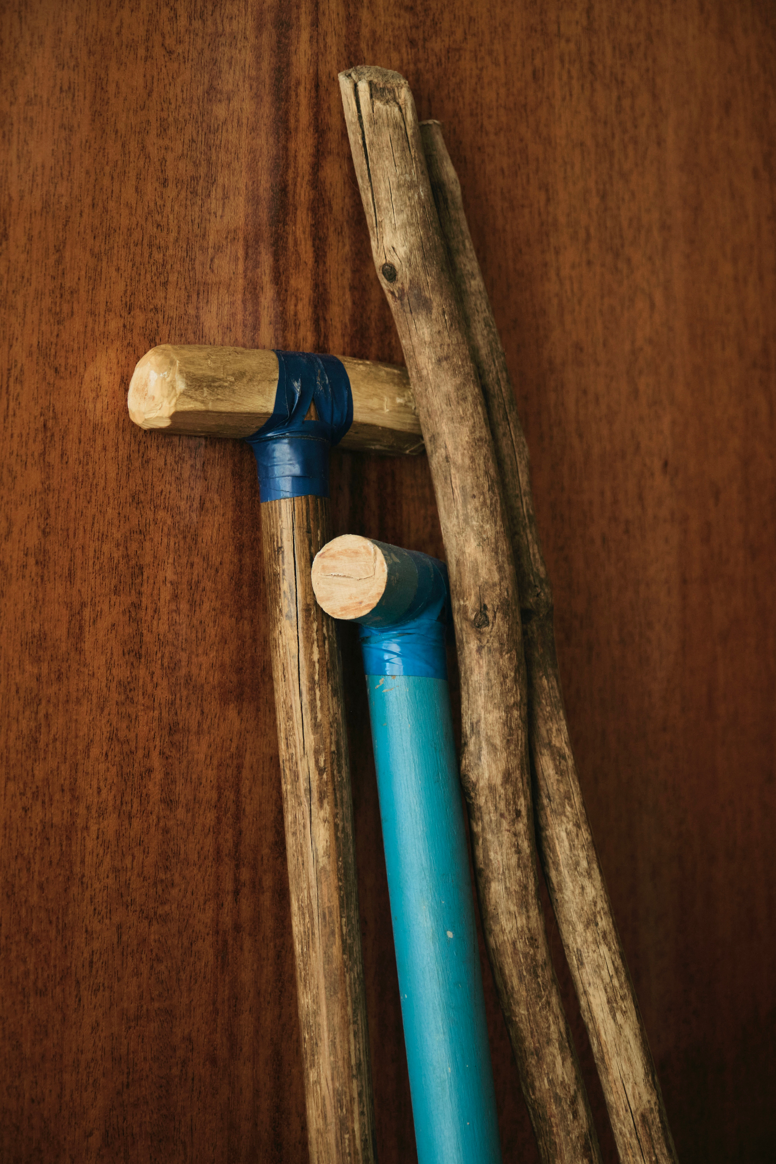 Палки, с которыми бабушка и дед ходили на улицу в последние годы, с изолентой – деда, прямые – бабушкины