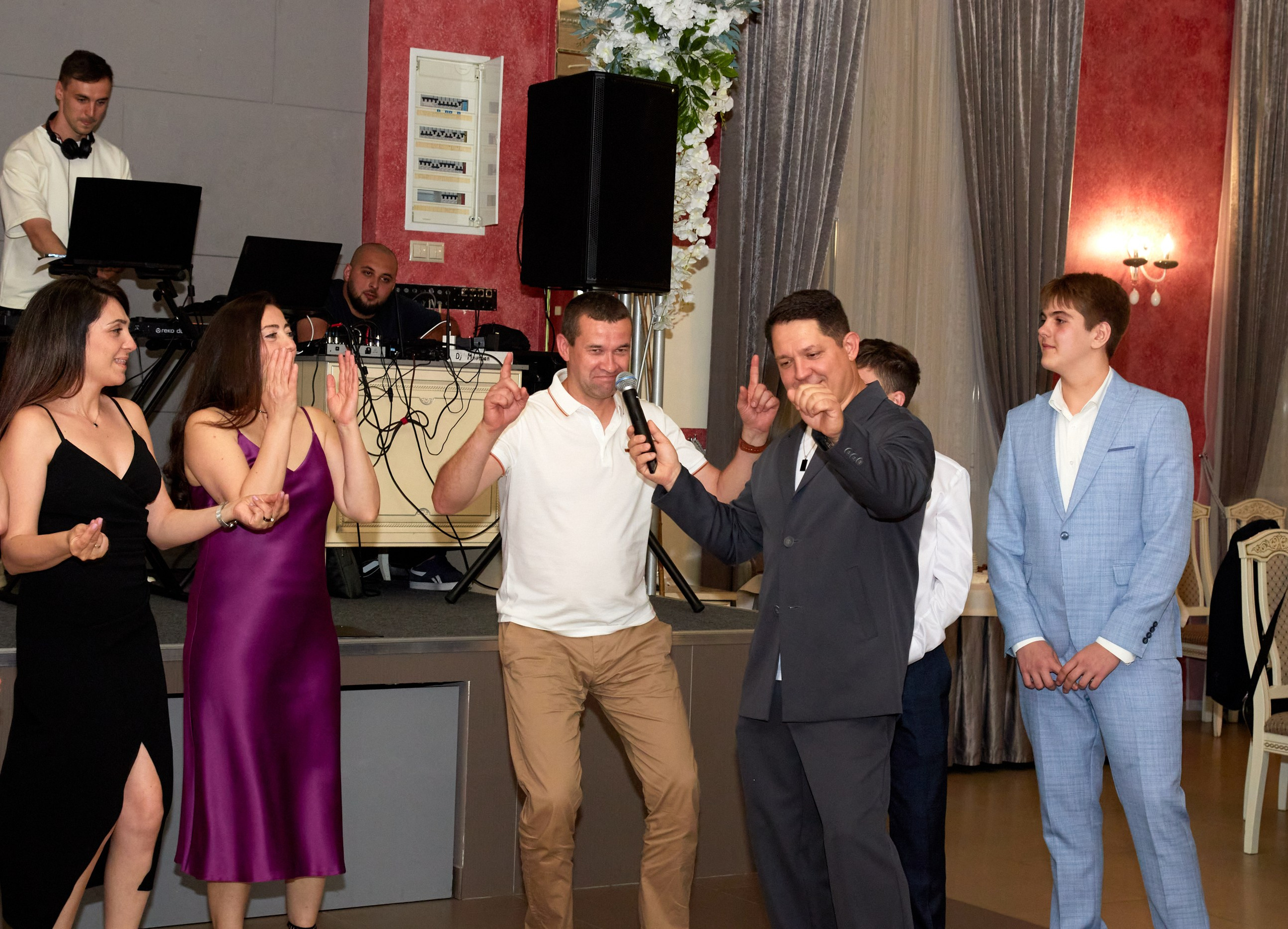 Динамичные кадры конкурсов и развлекательной программы на школьном выпускном