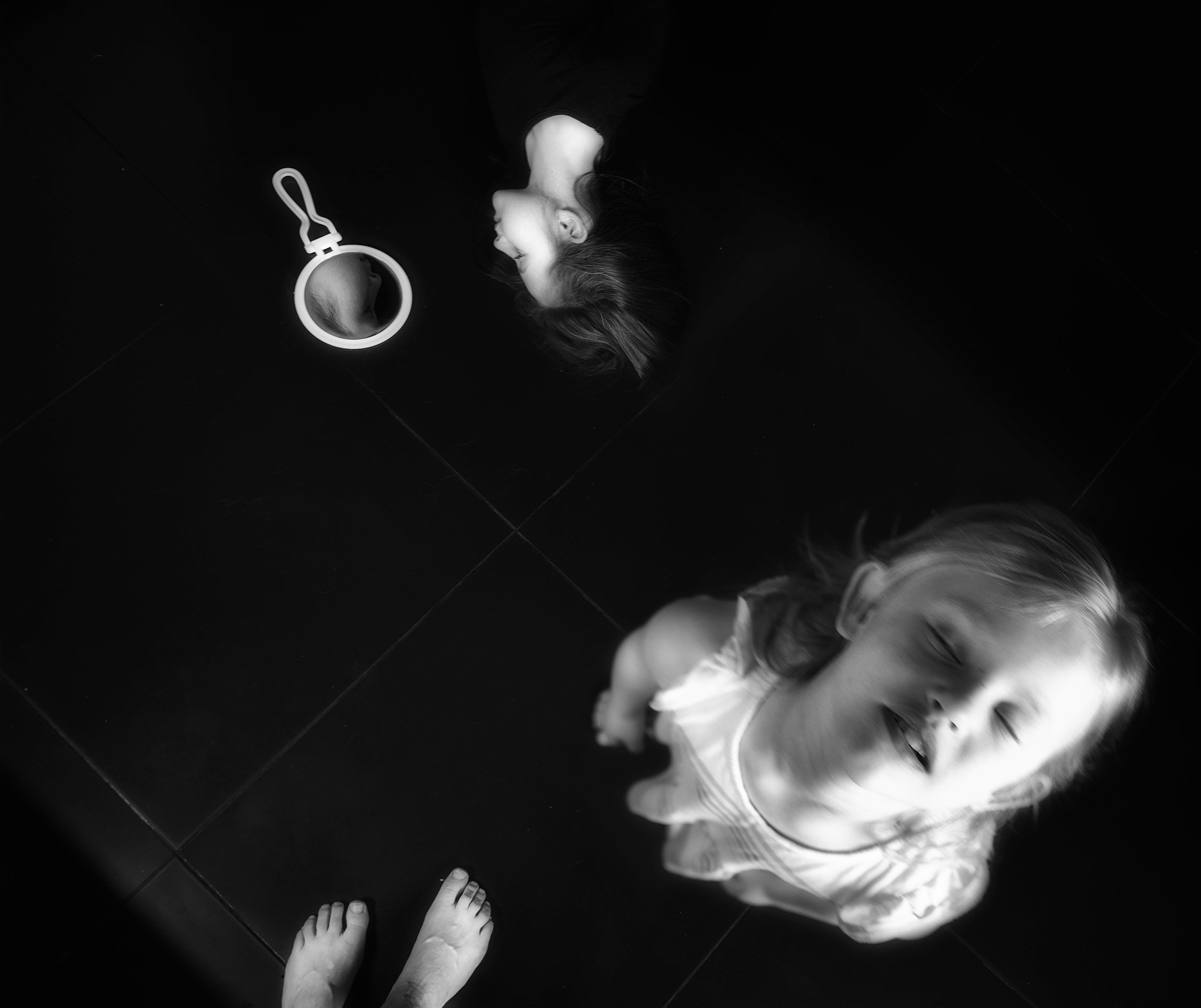 Смеющийся ребенок. Черно-белое фото для выставки «Звонкое бесцветье современности»