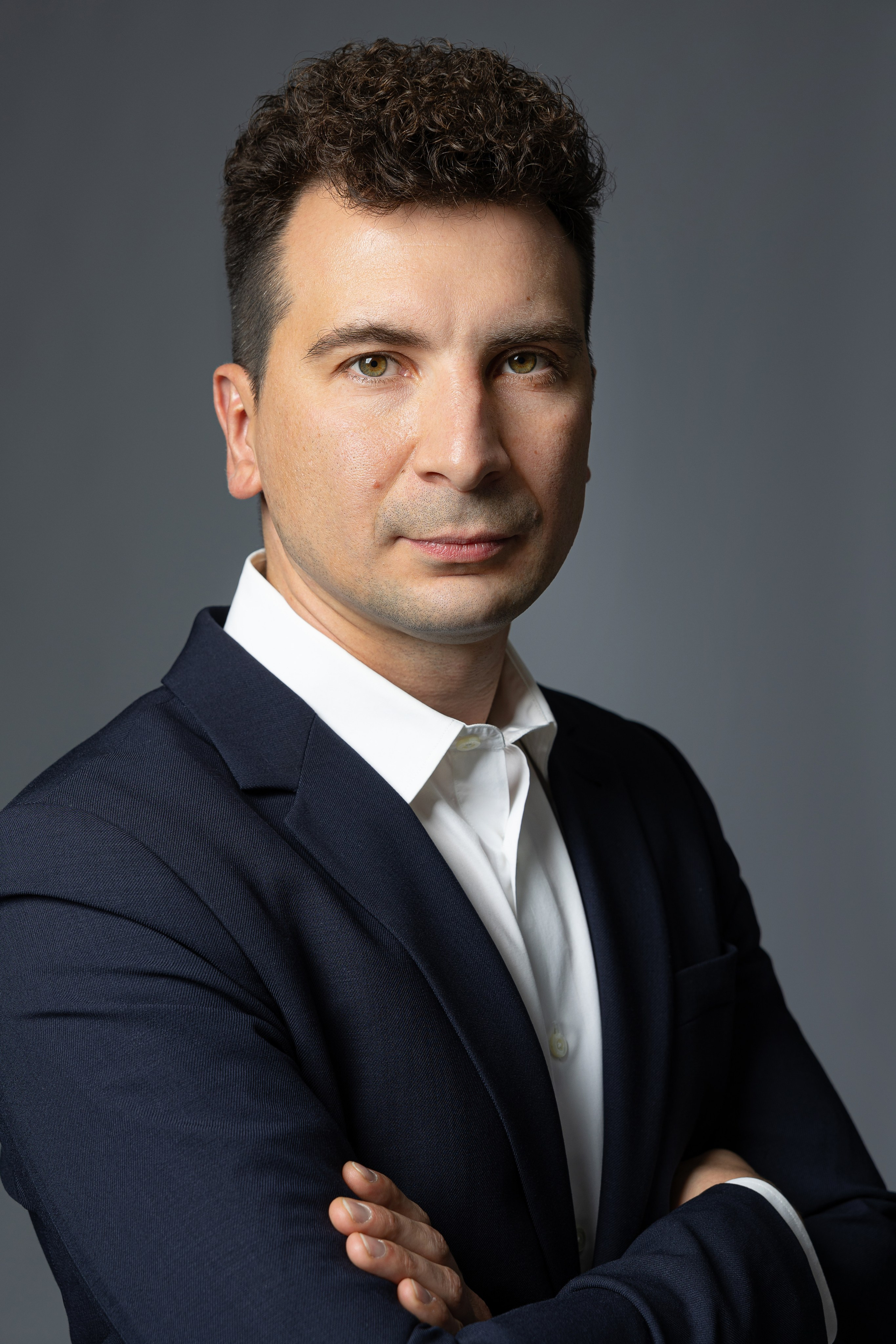 Бизнес-портрет мужчины в пиджаке на темном фоне