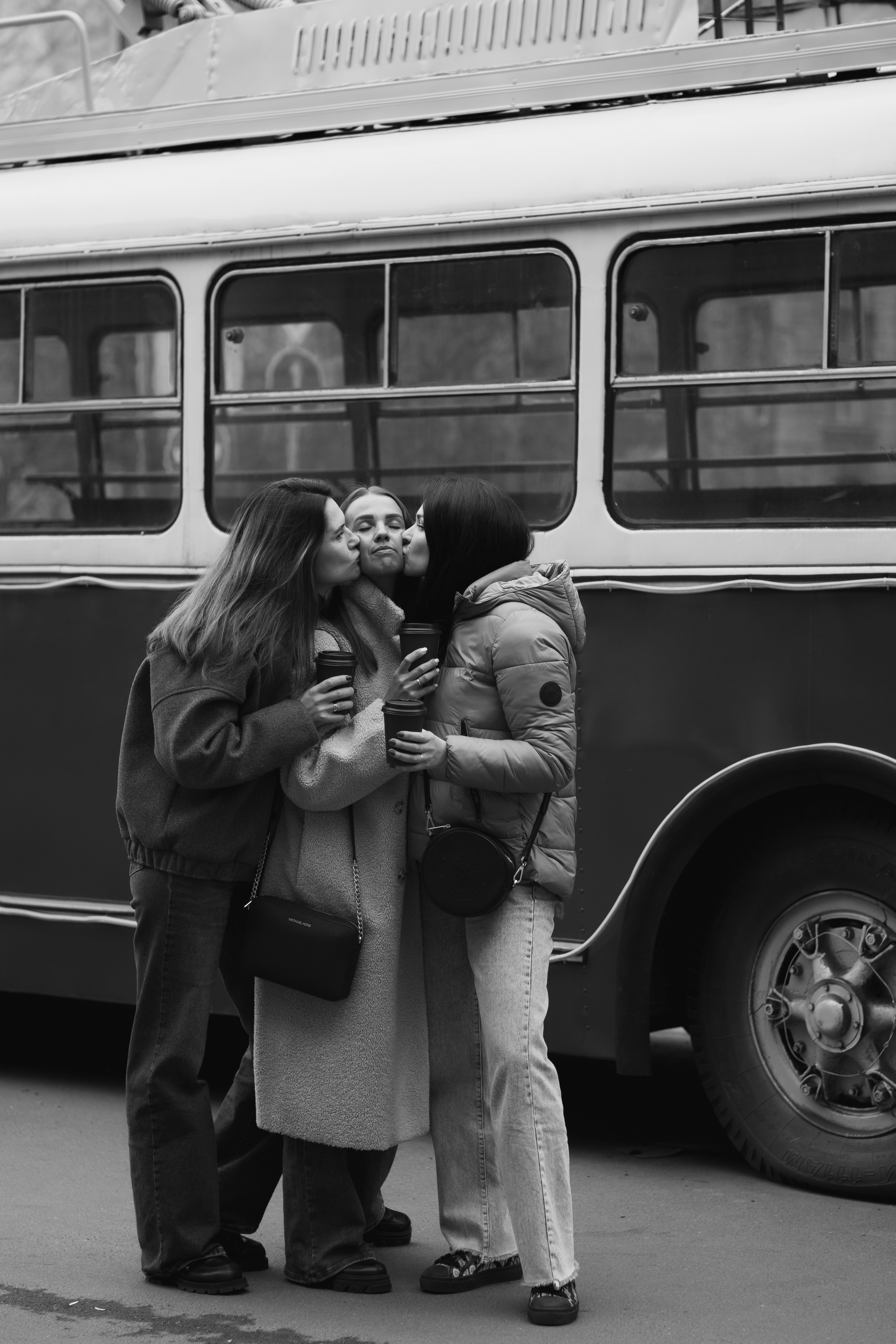 Уличная фотосессия трех подруг. Портретный и репортажный фотограф в Санкт-Петербурге | Валерия Кайряк