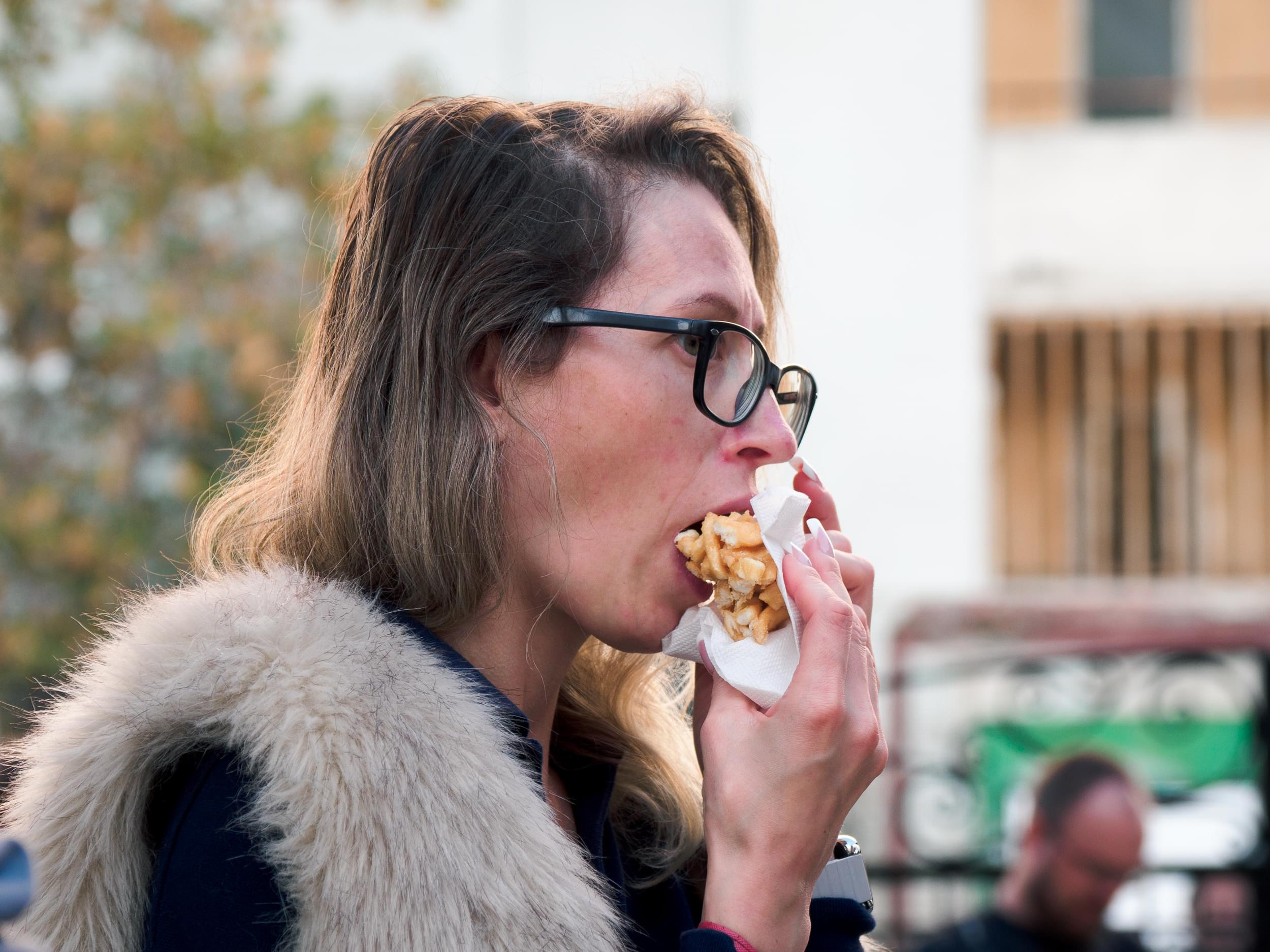 Женщина в очках ест чак-чак