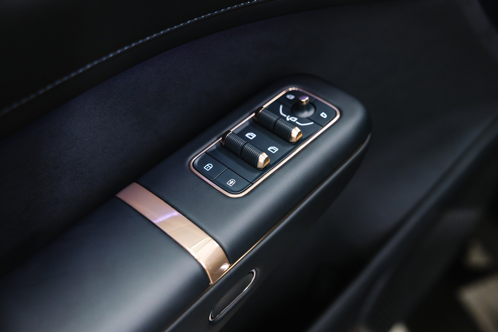 Lynk & Co 900 Ultra 2,0hyb 4WD AT (734 л. с.). Автосалон «Х-Авто»