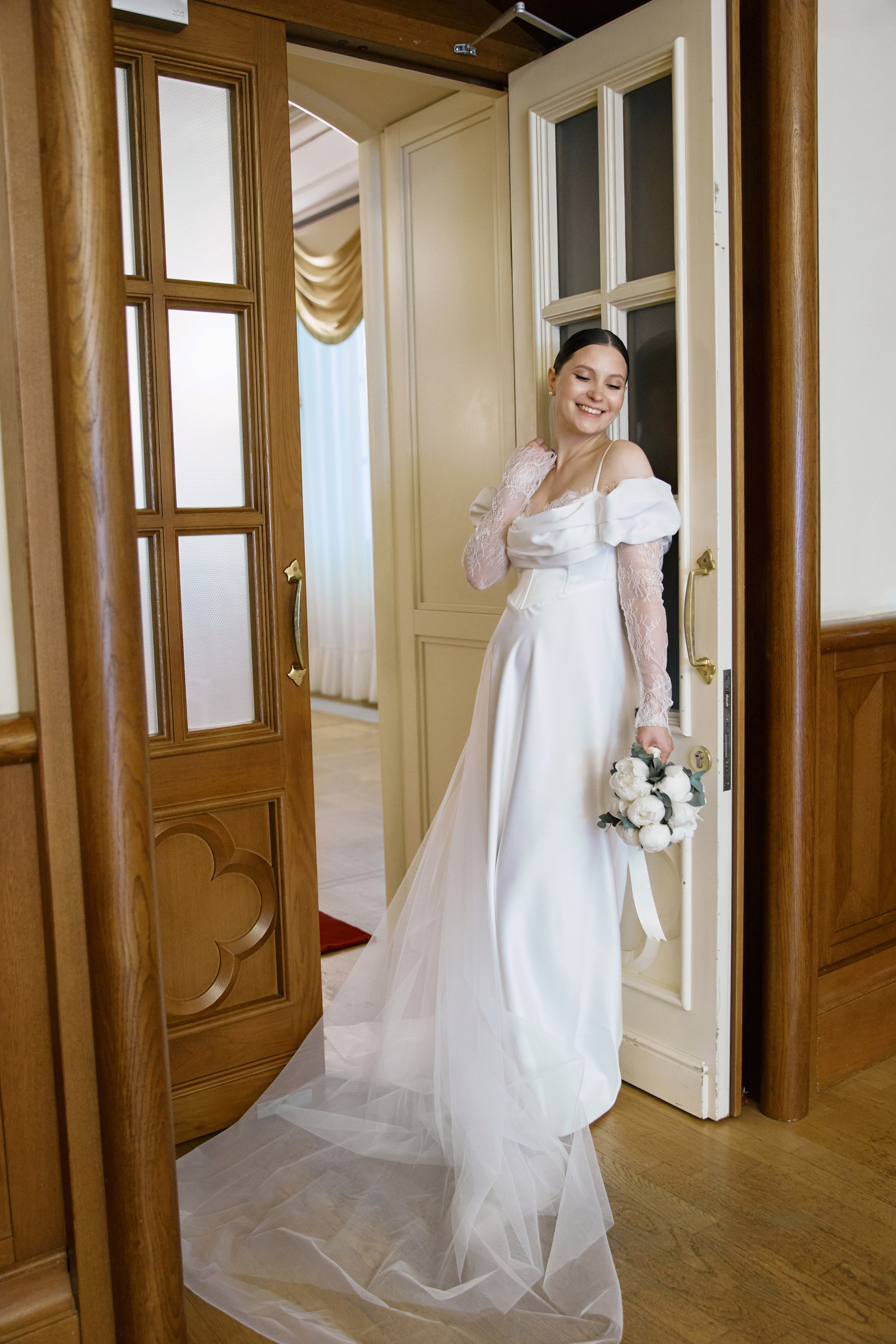 Свадебная фотосессия в студии и на открытом воздухе