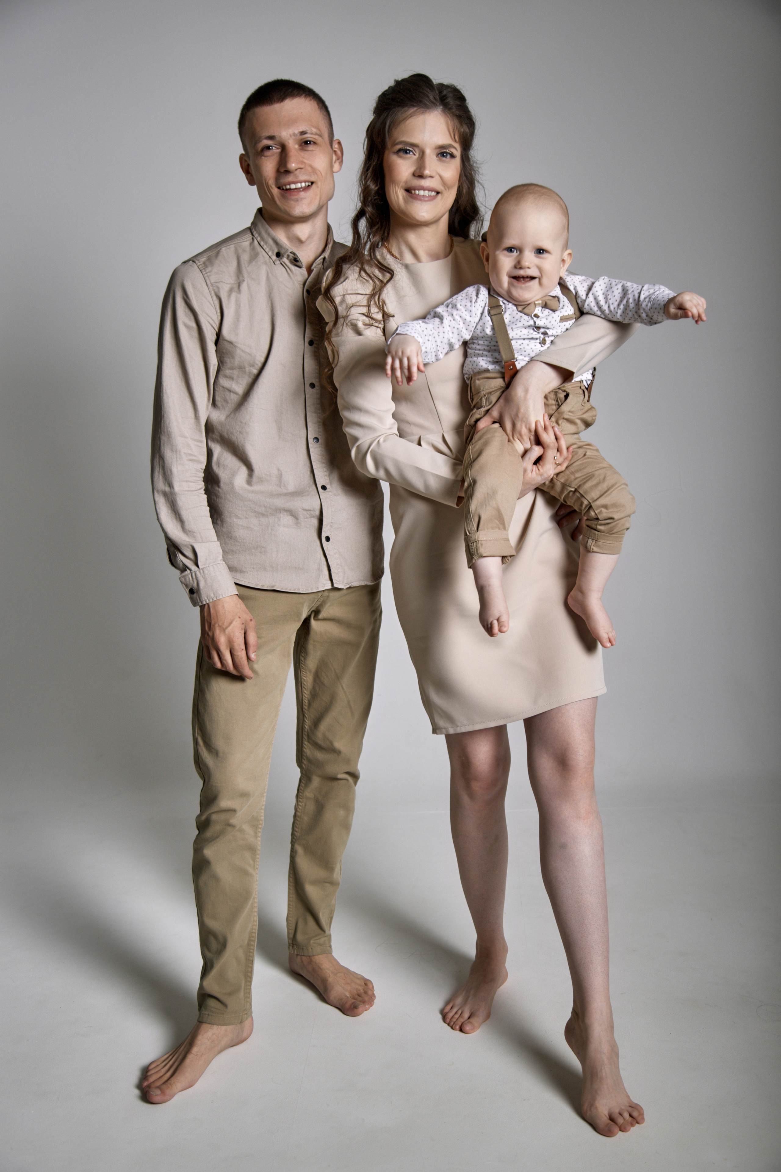 Семейная фотосессия на циклораме. Фотограф Челябинск — Кирилл Устюжанин