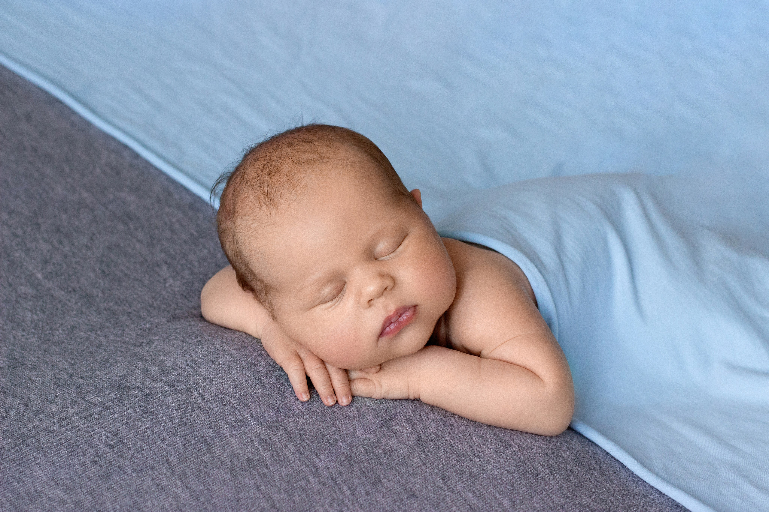 Минималистическая фотосессия новорождённого богатыря