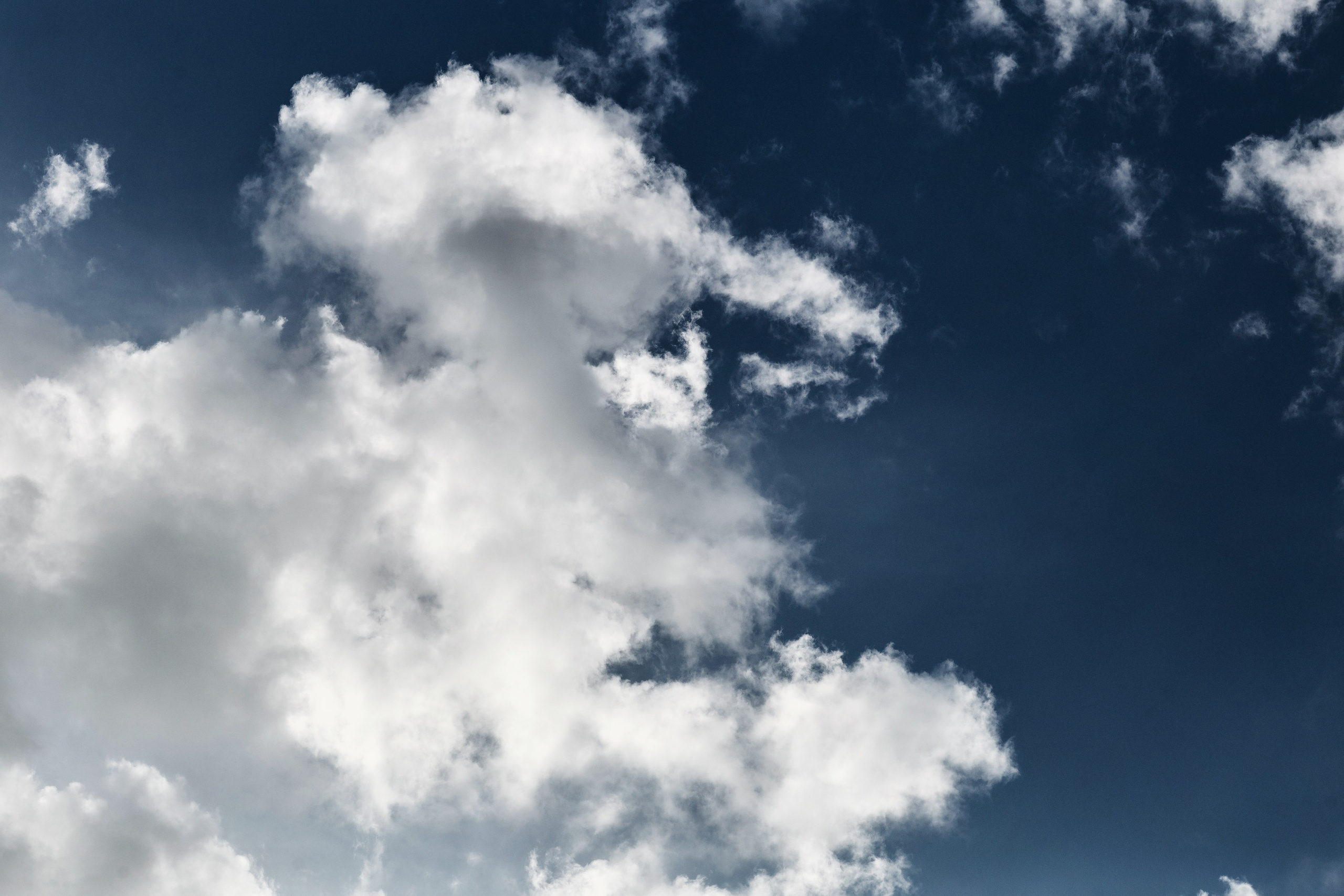 Насыщенное чёрно-синее небо и яркие солнечные облака