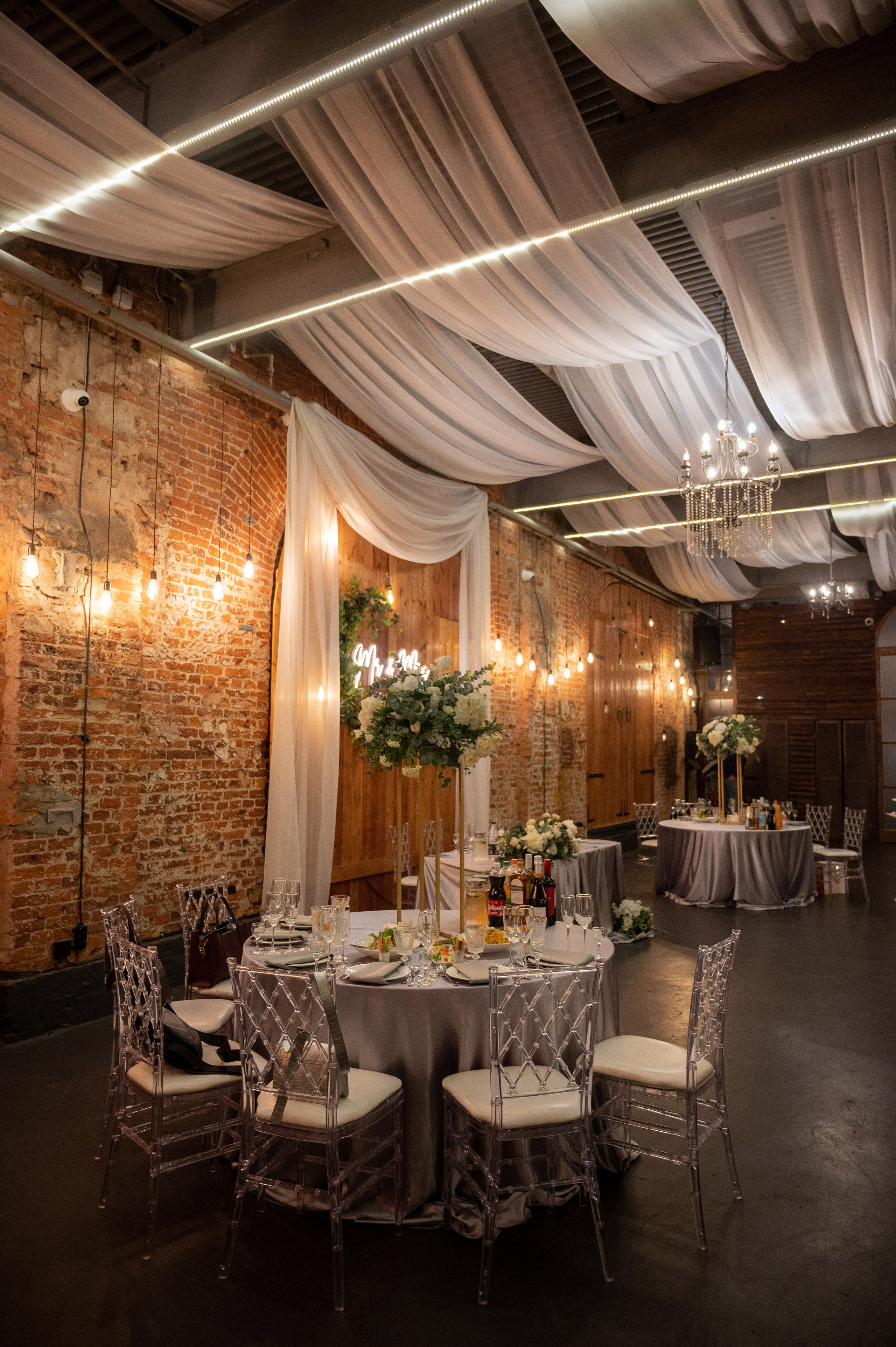 Осенняя великолепная свадебная прогулка жениха и невесты в октябре в Санкт-Петербурге в Михайловском парке и у Атлантов на Миллионной улице. Портретный, семейный и свадебный фотограф в Санкт-Петербурге и в Пушкине Ширяев Денис