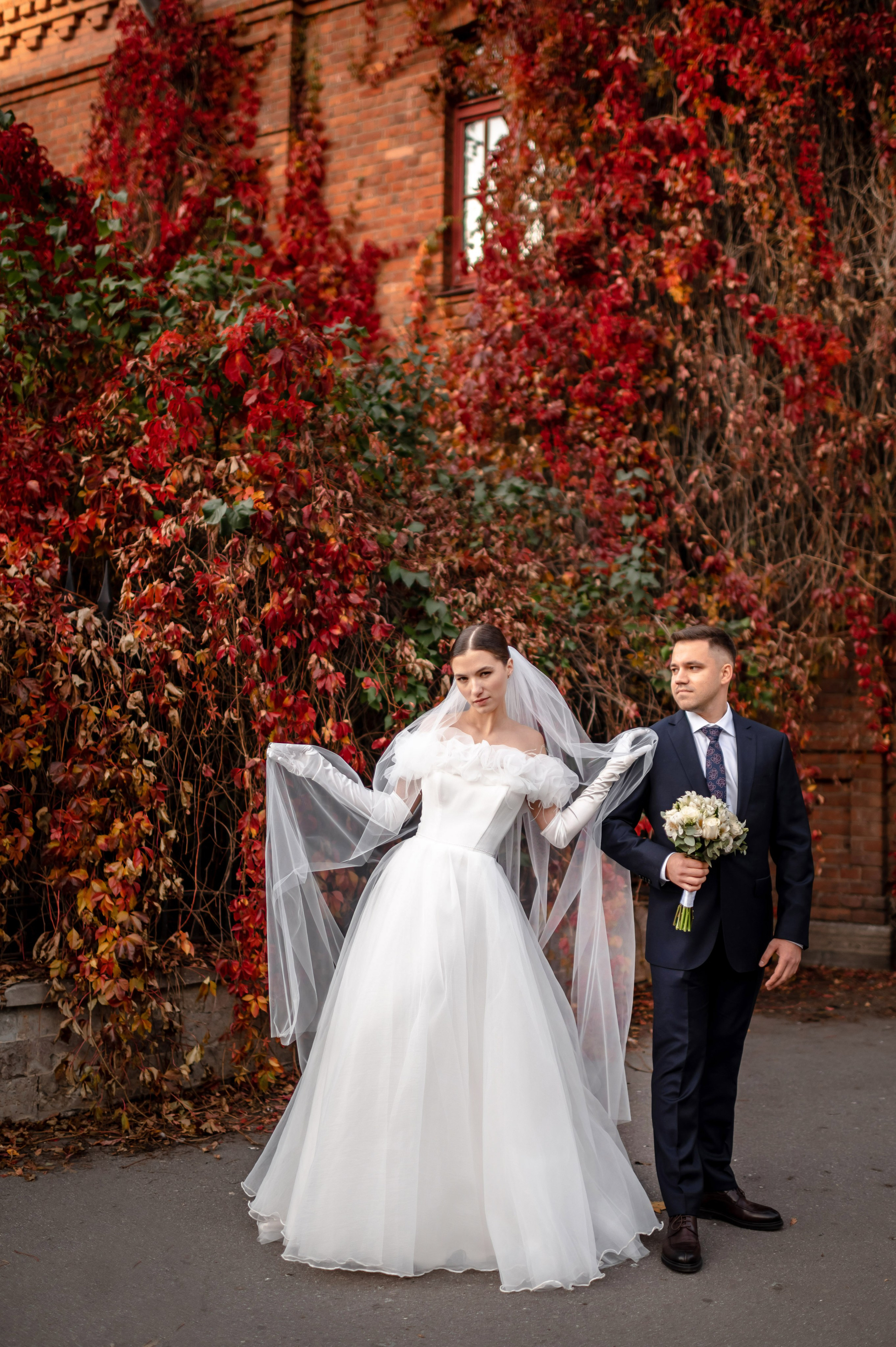 Осенняя великолепная свадебная прогулка жениха и невесты в октябре в Санкт-Петербурге в Михайловском парке и у Атлантов на Миллионной улице. Портретный, семейный и свадебный фотограф в Санкт-Петербурге и в Пушкине Ширяев Денис