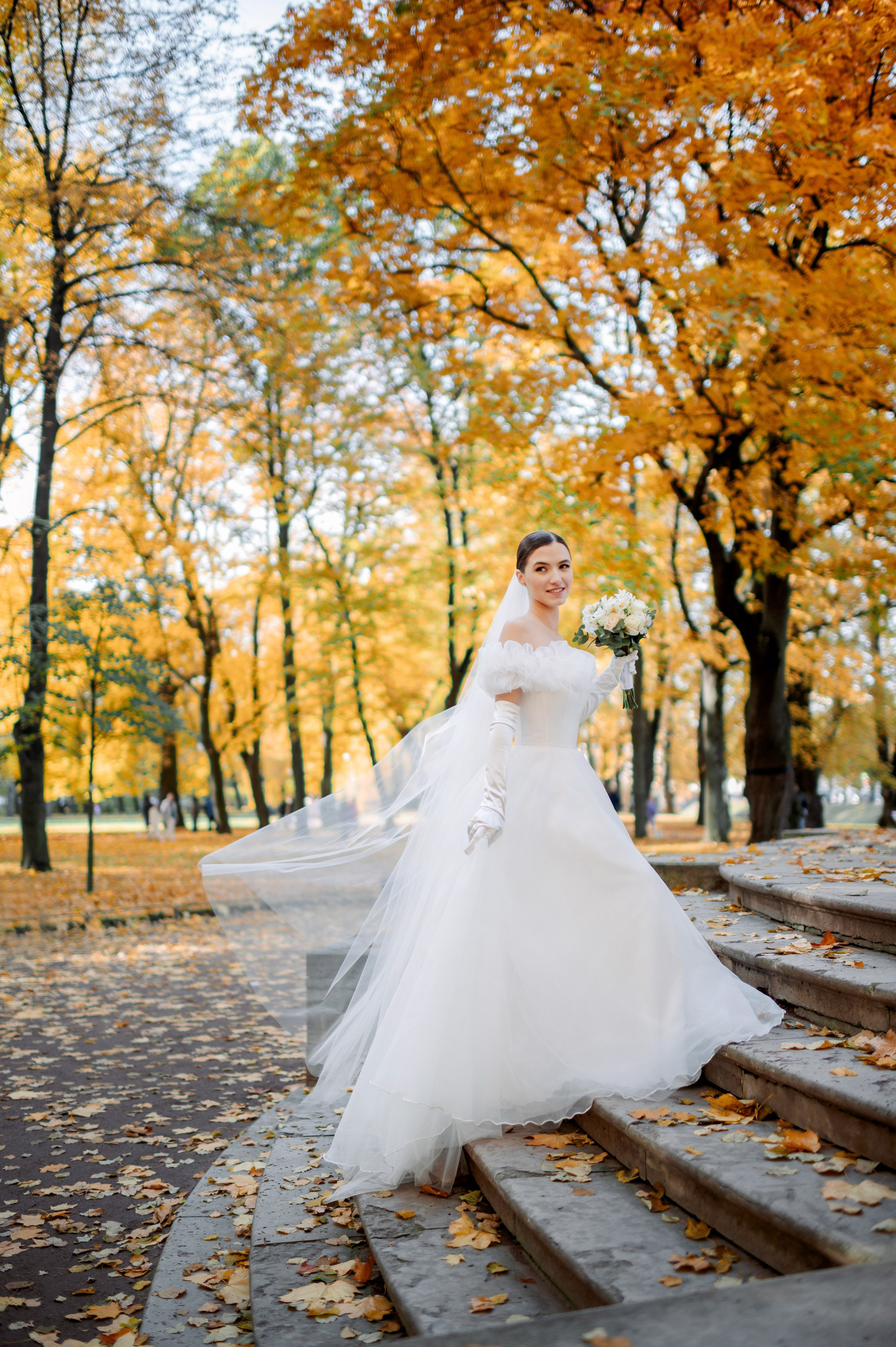 Осенняя великолепная свадебная прогулка жениха и невесты в октябре в Санкт-Петербурге в Михайловском парке и у Атлантов на Миллионной улице. Портретный, семейный и свадебный фотограф в Санкт-Петербурге и в Пушкине Ширяев Денис