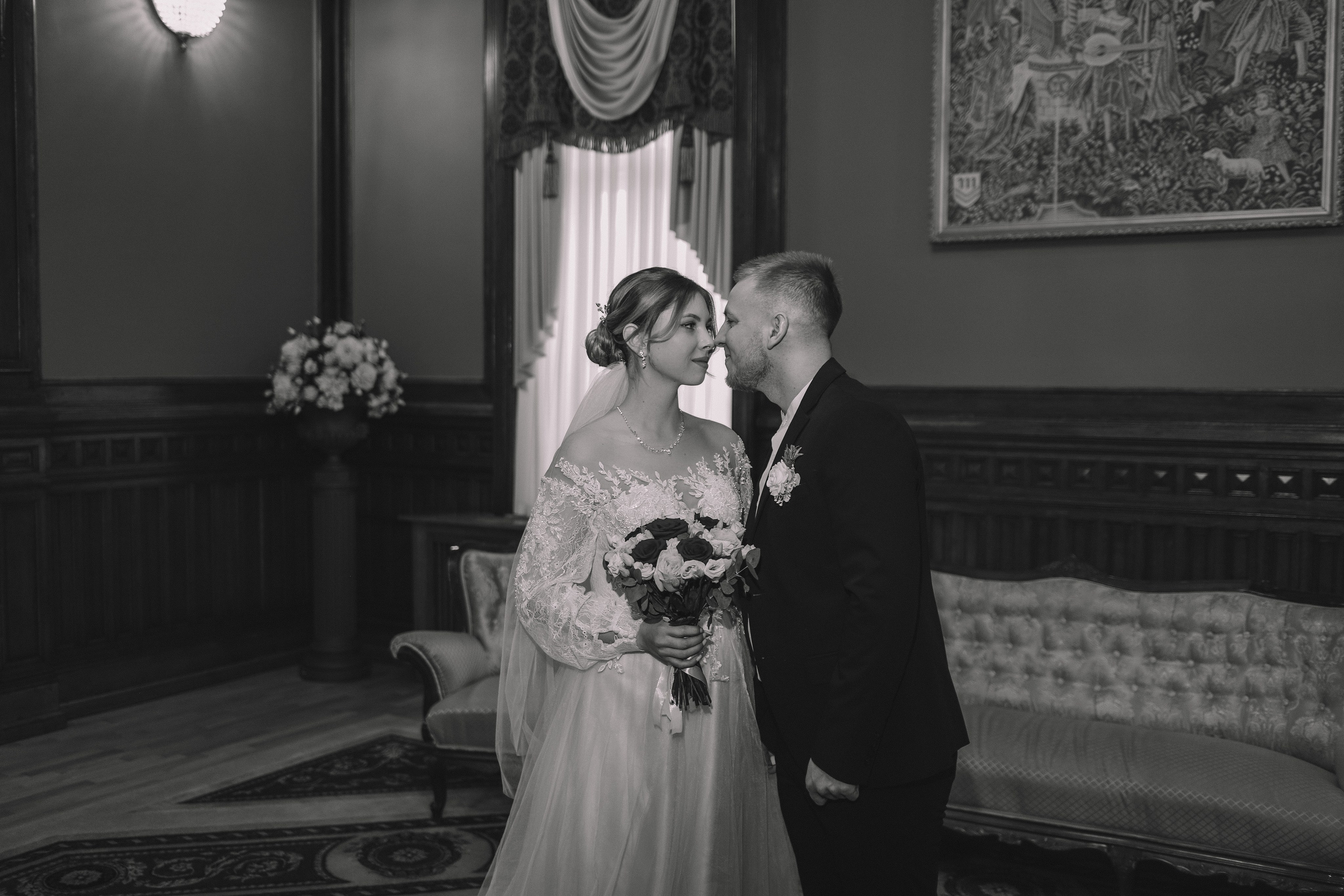 Молодожены в зале ЗАГСа, поцелуй, интерьер