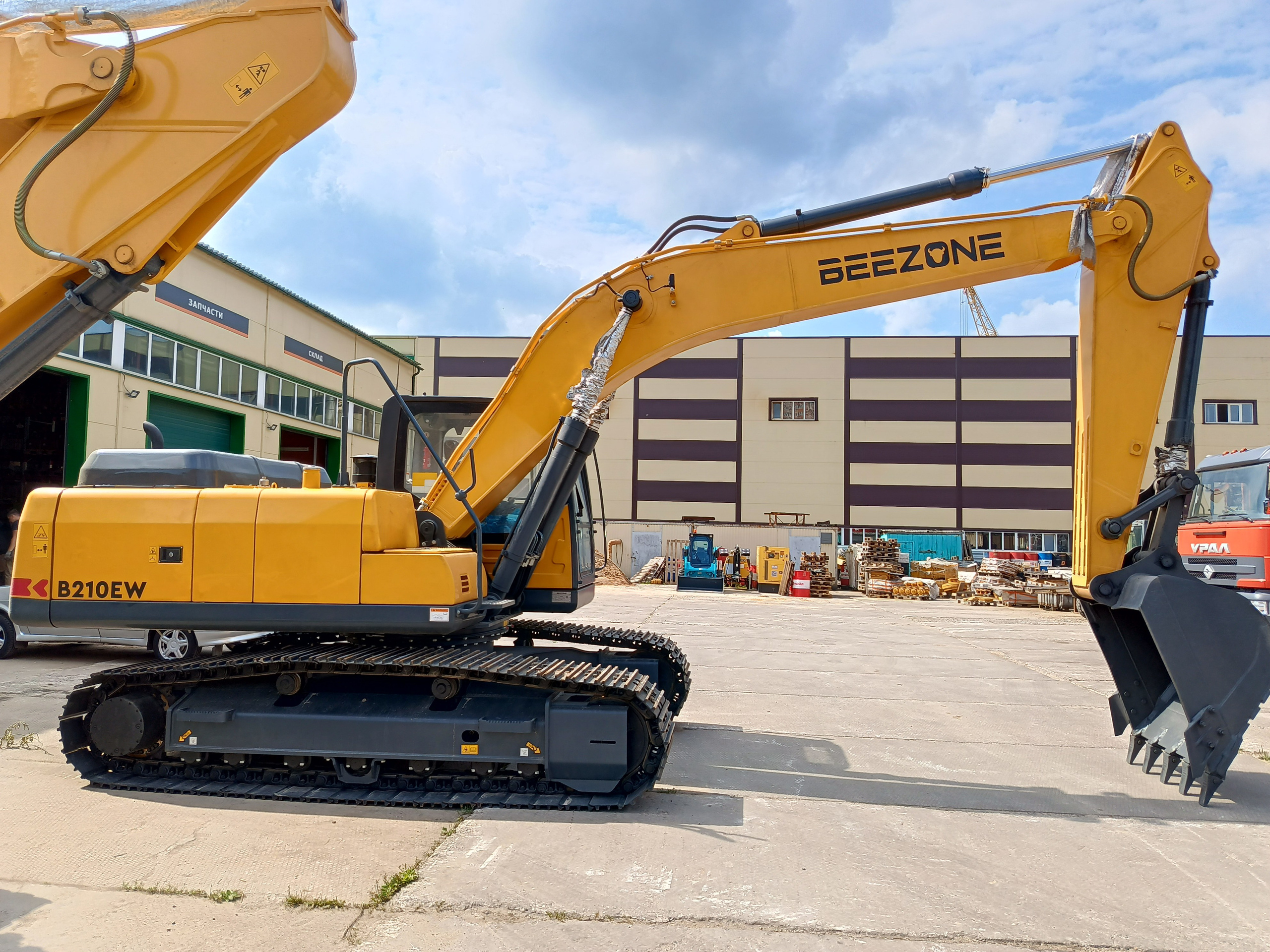 Фото гус. экс. Beezone В210EW. Продажа и обслуживание грузовой техники и спецтехники в г. Новосибирск компания СТИ