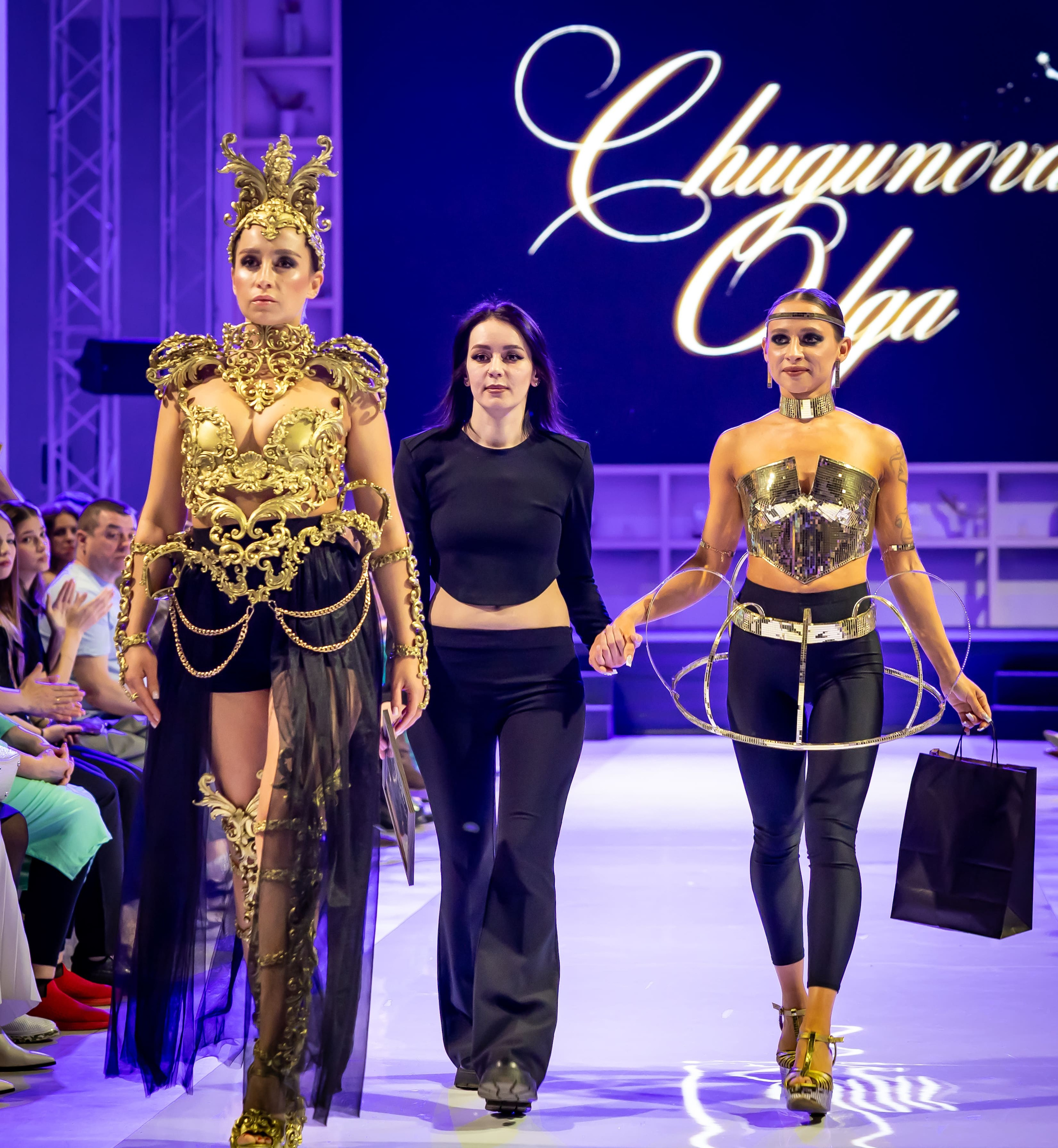 модель в дизайнерском платье подиум Москва фешен фотограф