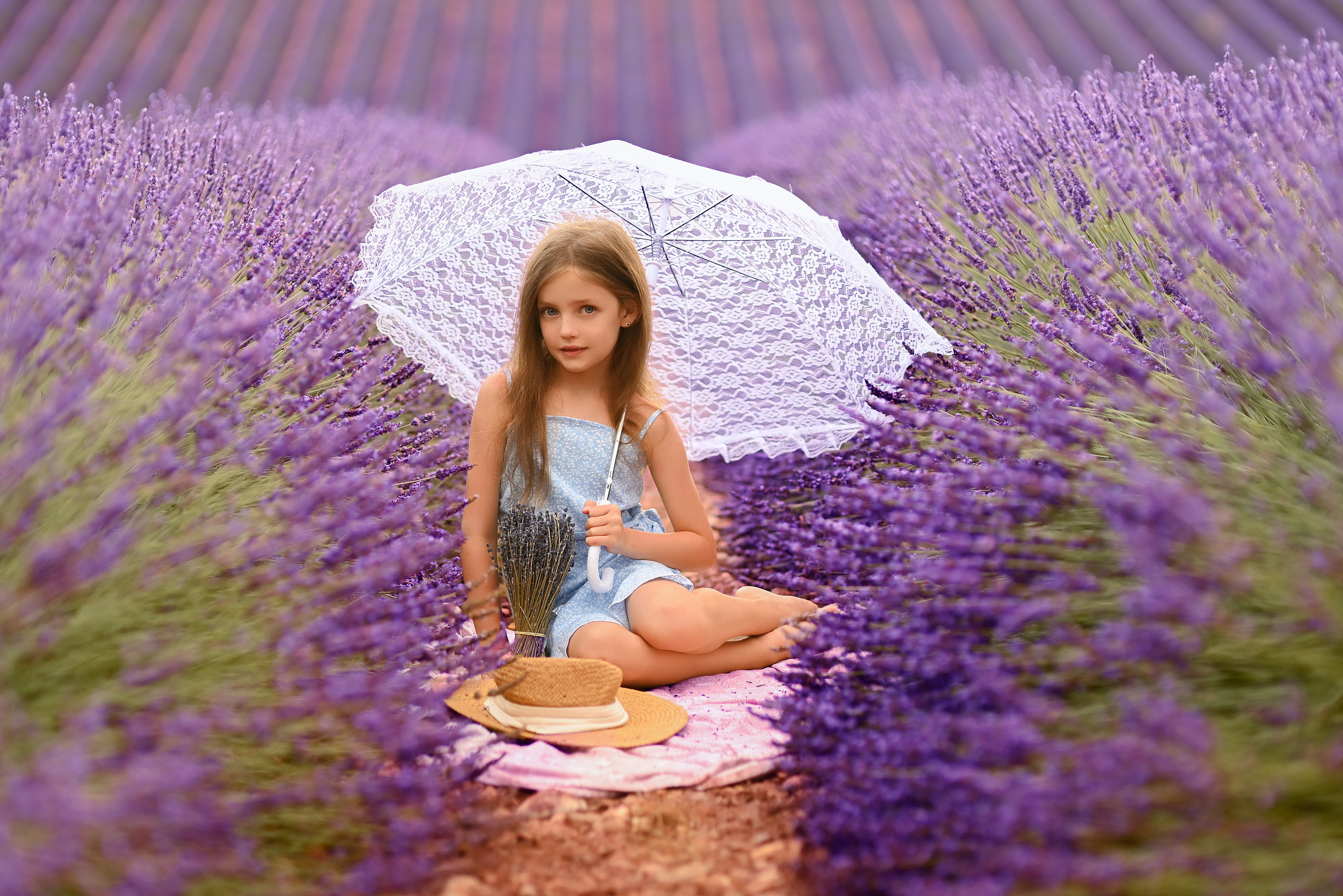 Séances photo dans les champs de lavande 2026. Photographer in Provence Julia Lipiainen