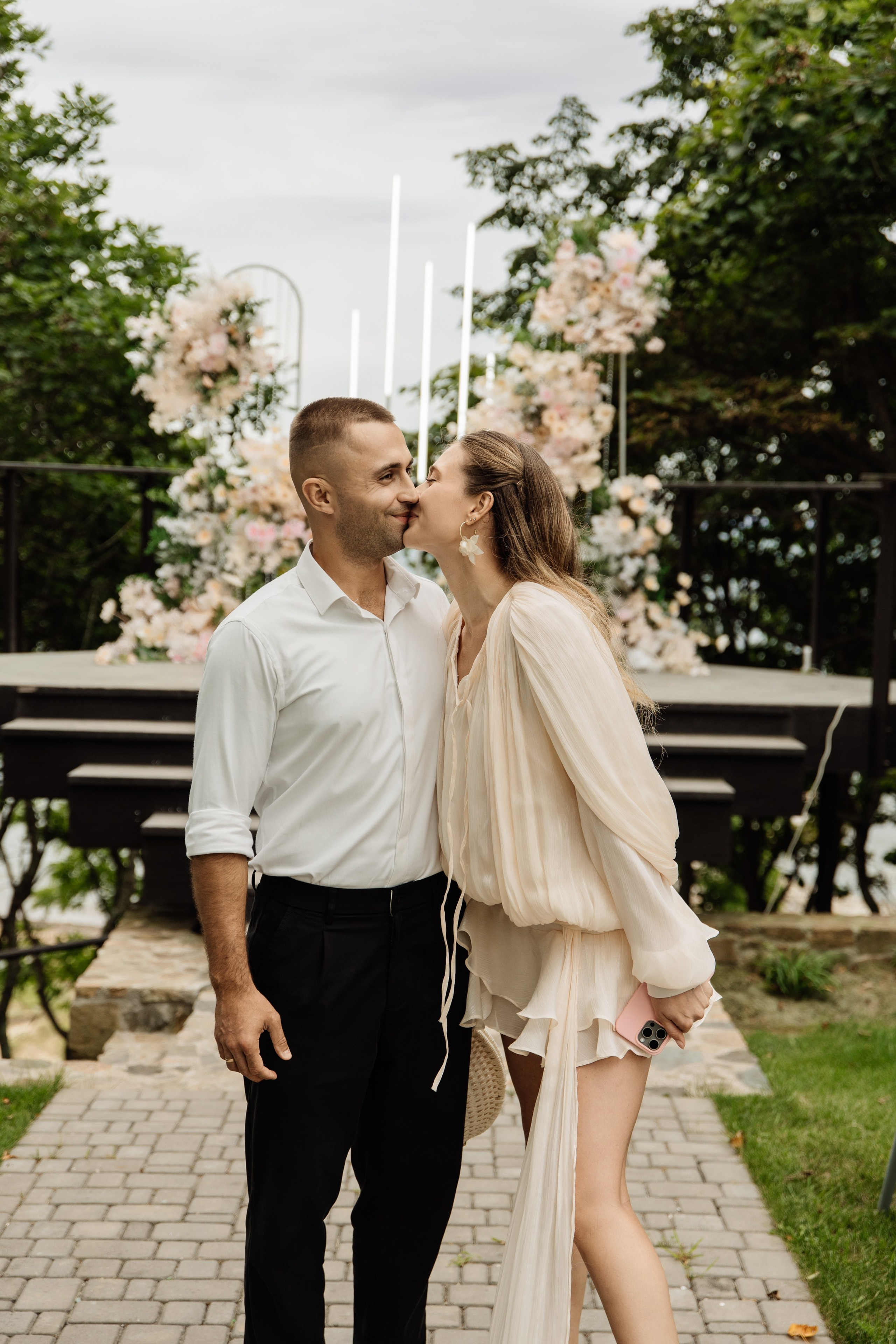 Я создаю профессиональные фотографии, которые сохраняют эмоции, детали и атмосферу вашего праздника. Свадебный фотограф во Владивостоке