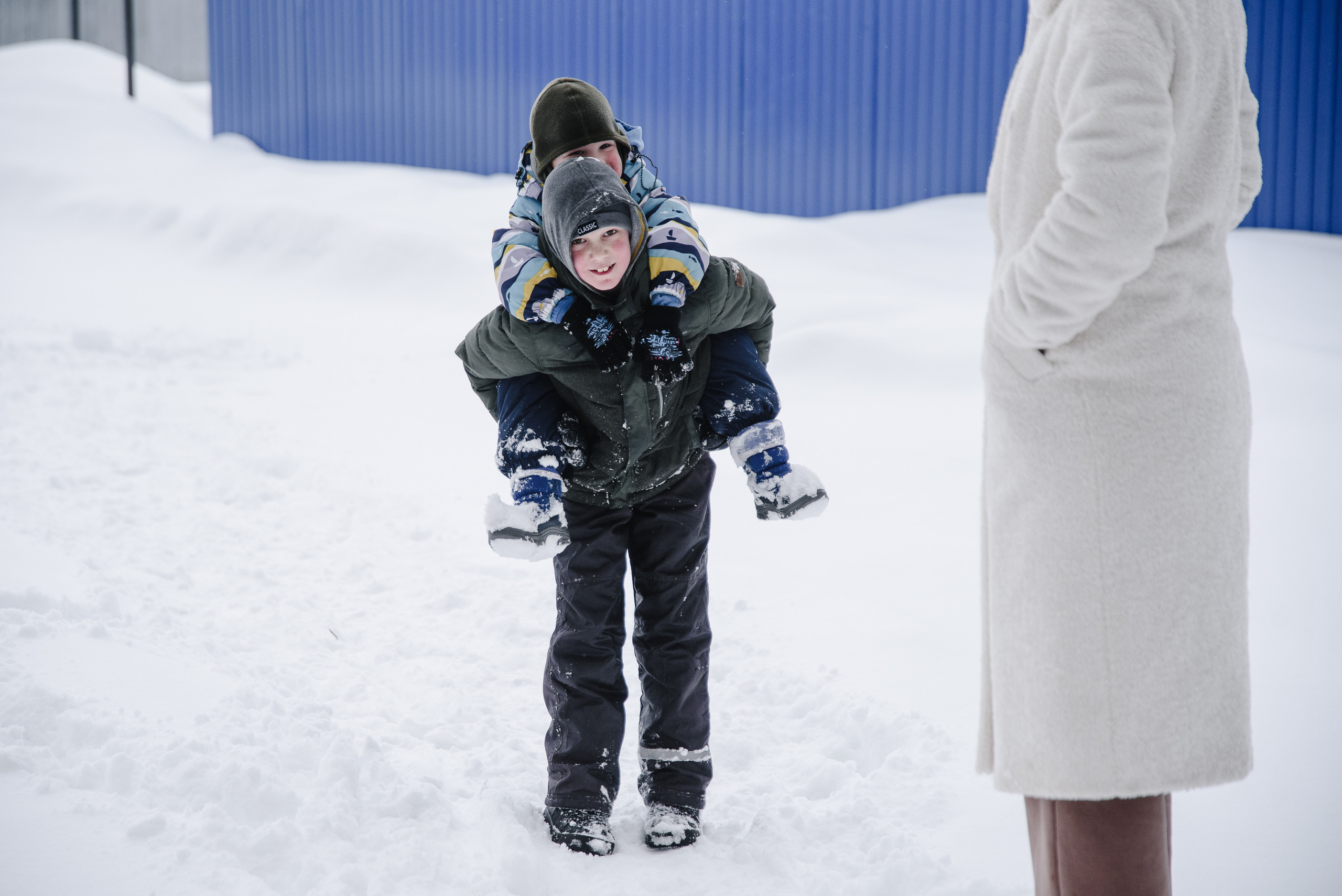 Семейная прогулка по лесу. Фотограф Денис Неместо, портрет, репортаж