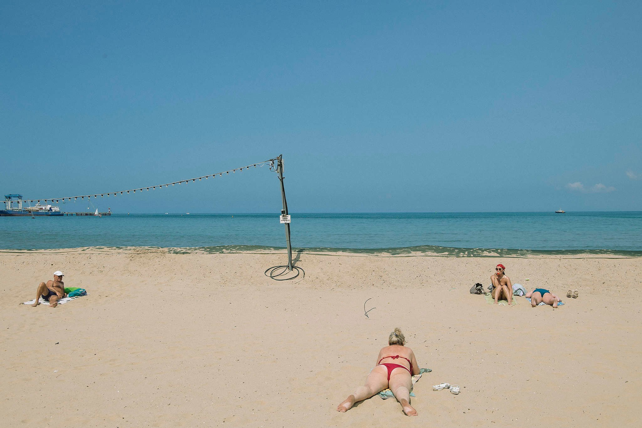 Отдыхающие на пляже Анапы