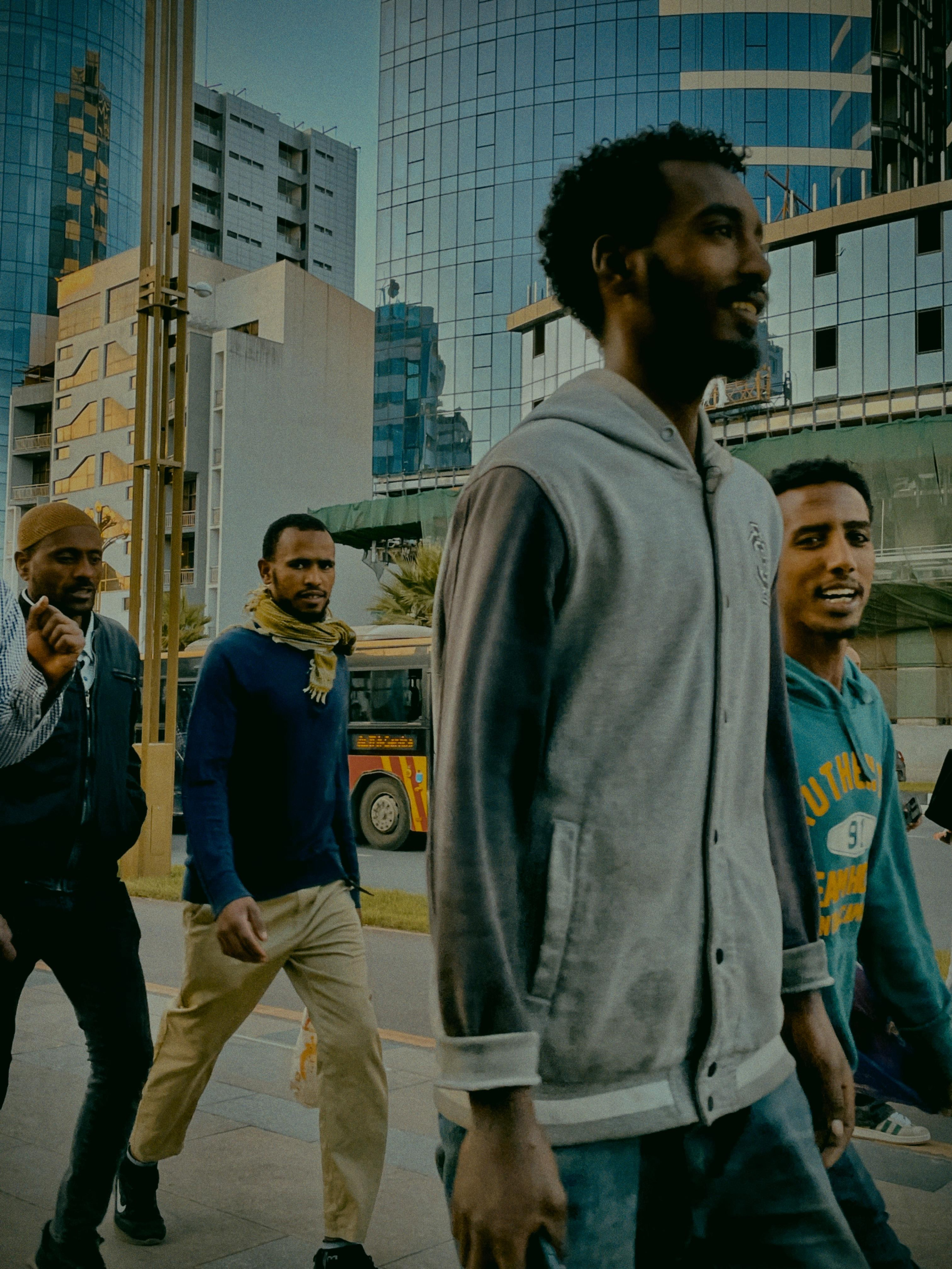 Мужчины гуляют по столице Эфиопии