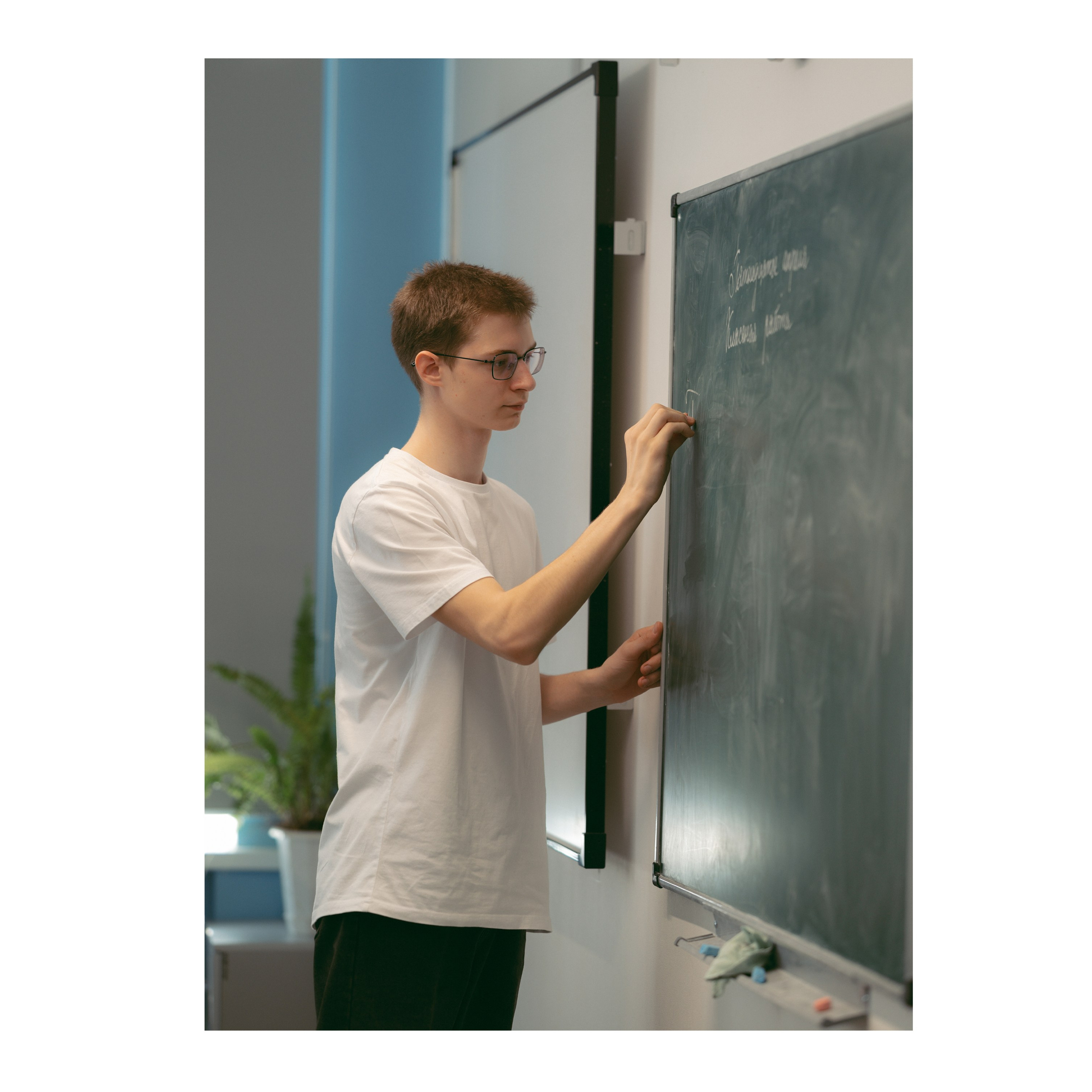 Schoolbook. Школьный фотограф в Валуйках. Фотосессии для выпускников и изготовление выпускных альбомов в городе Валуйки и в Белгородской области