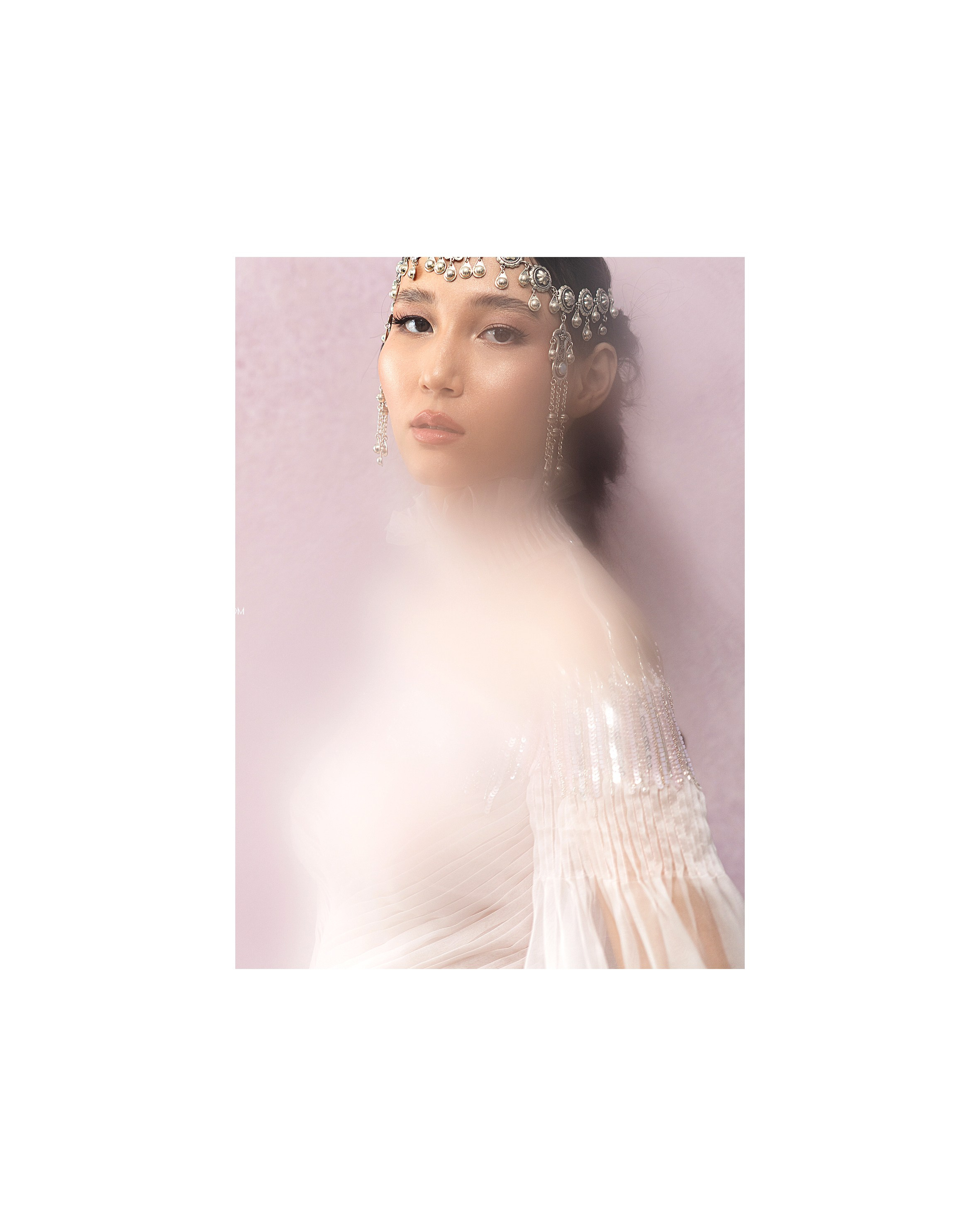 Editorial-портрет для fashion lookbook — серебряное украшение на голове, мягкая дымка и крупный план лица