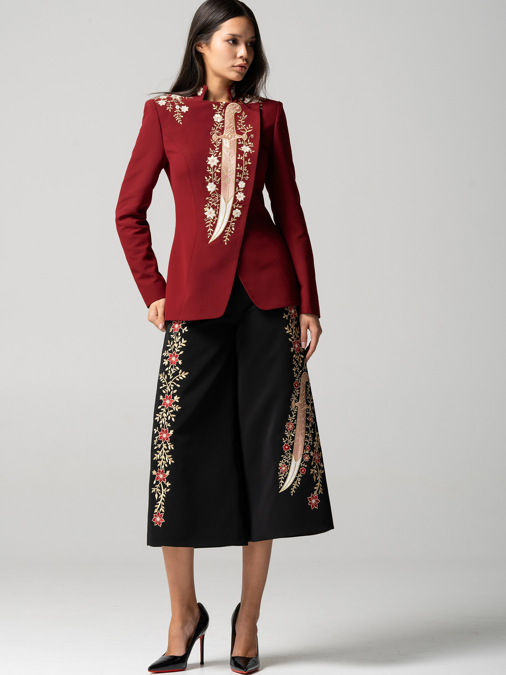 Fashion-съёмка женского костюма TUGRA с вышивкой в Алматы. Современная дизайнерская одежда для lookbook.