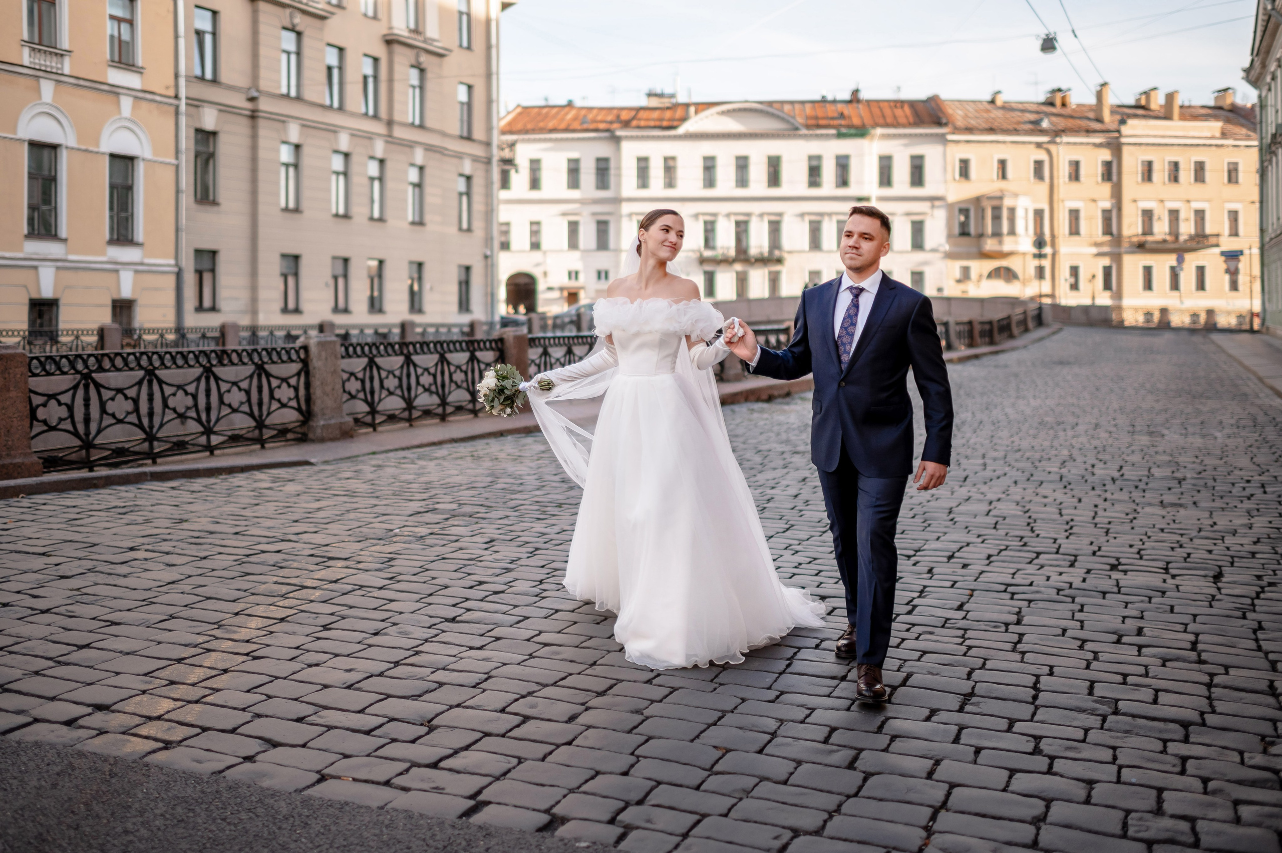 Осенняя великолепная свадебная прогулка жениха и невесты в октябре в Санкт-Петербурге в Михайловском парке и у Атлантов на Миллионной улице. Портретный, семейный и свадебный фотограф в Санкт-Петербурге и в Пушкине Ширяев Денис