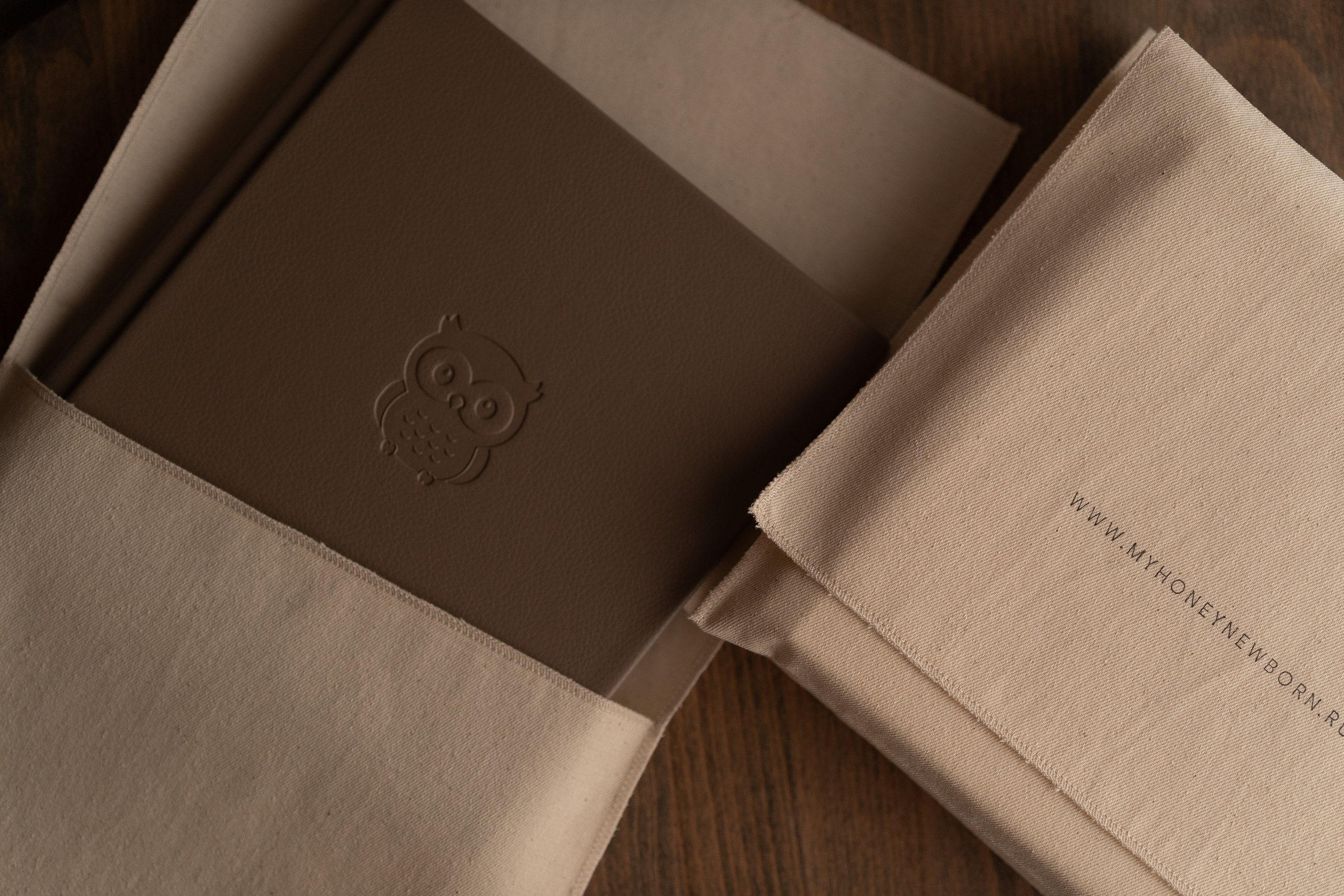 Фотокнига новорожденного премиум-класса с тиснением на обложке