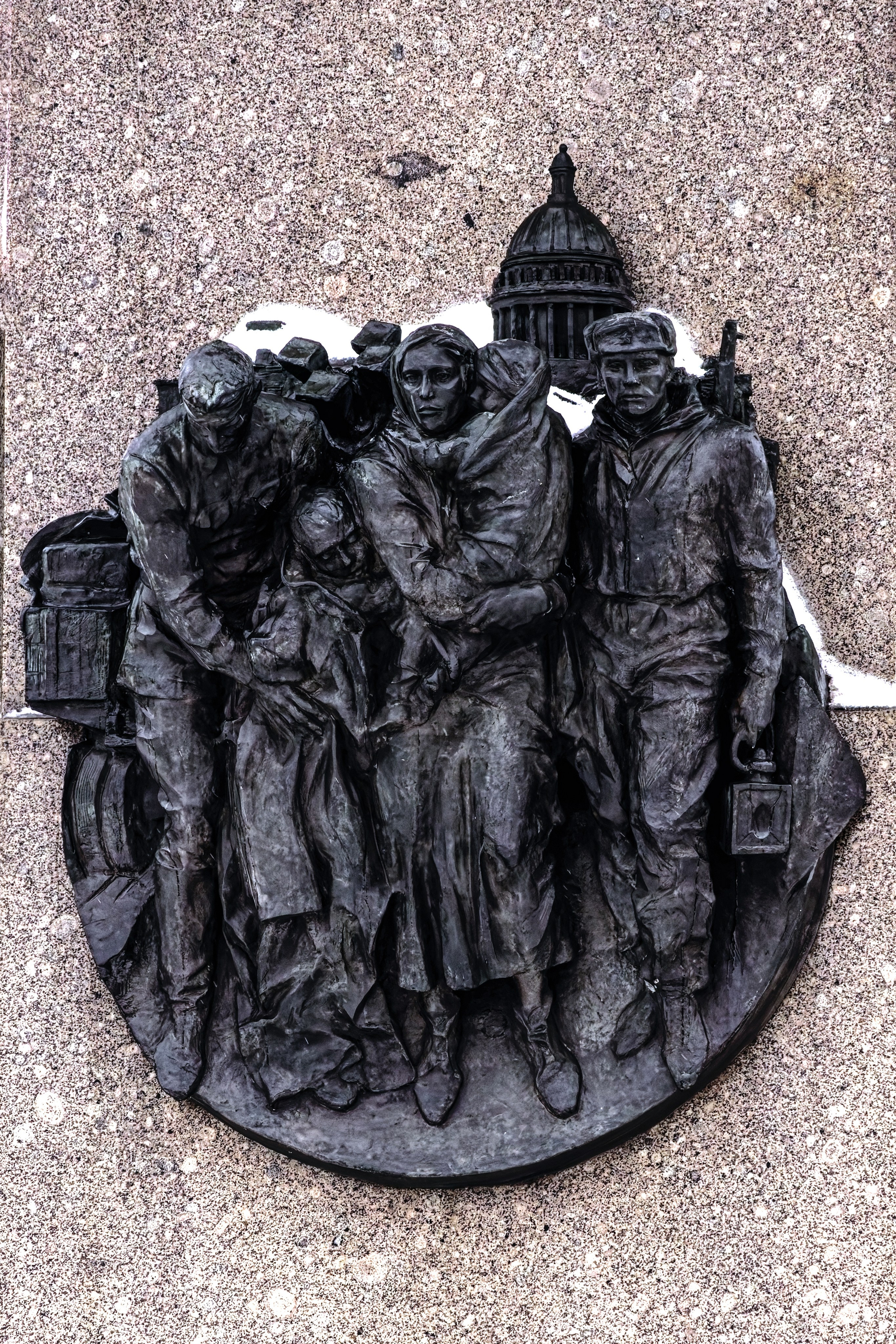 Горельеф «Блокада», 1985 год. Скульптор Валентин Дмитриевич Свешников. Обелиск «Городу‑Герою Ленинграду». Санкт-Петербург, площадь Восстания.