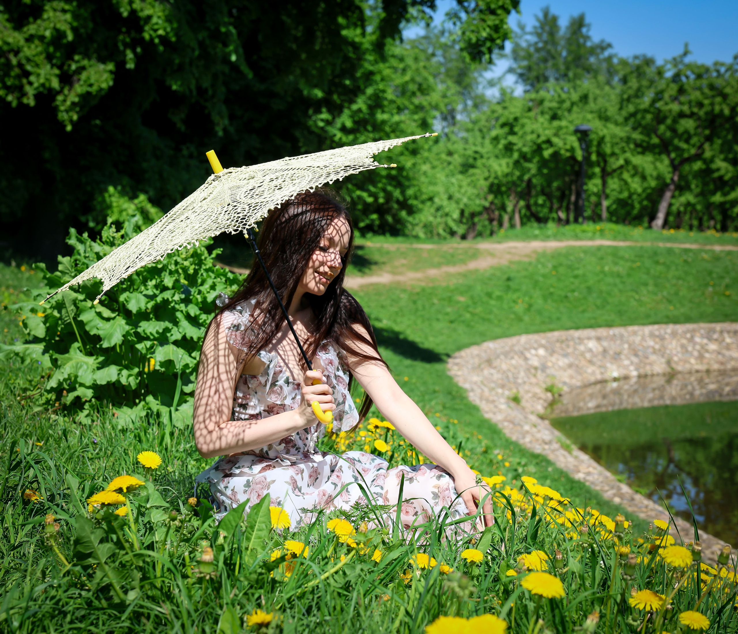 Женская фотосессия с шляпой в парке Коломенское, фотограф Карасёва Елена