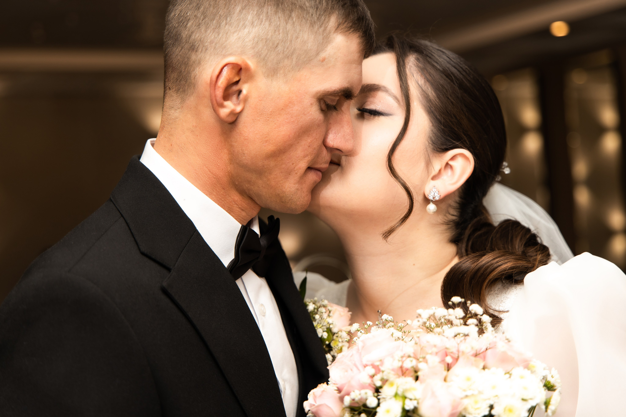 Поцелуй жениха и невесты. Свадебная фотосессия Астрахань.