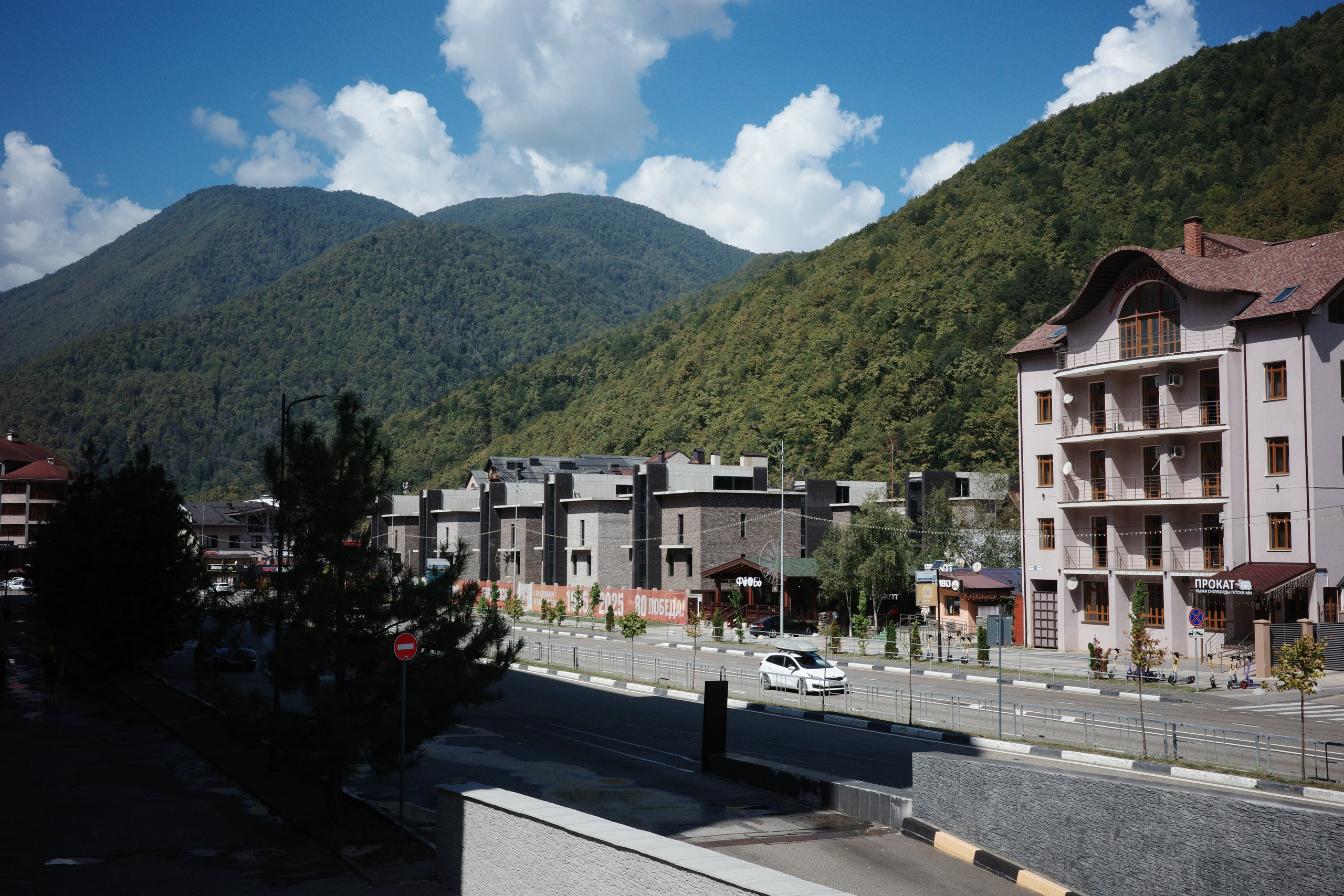 Тут отдельный мир. И горы уже совсем-совсем близко.