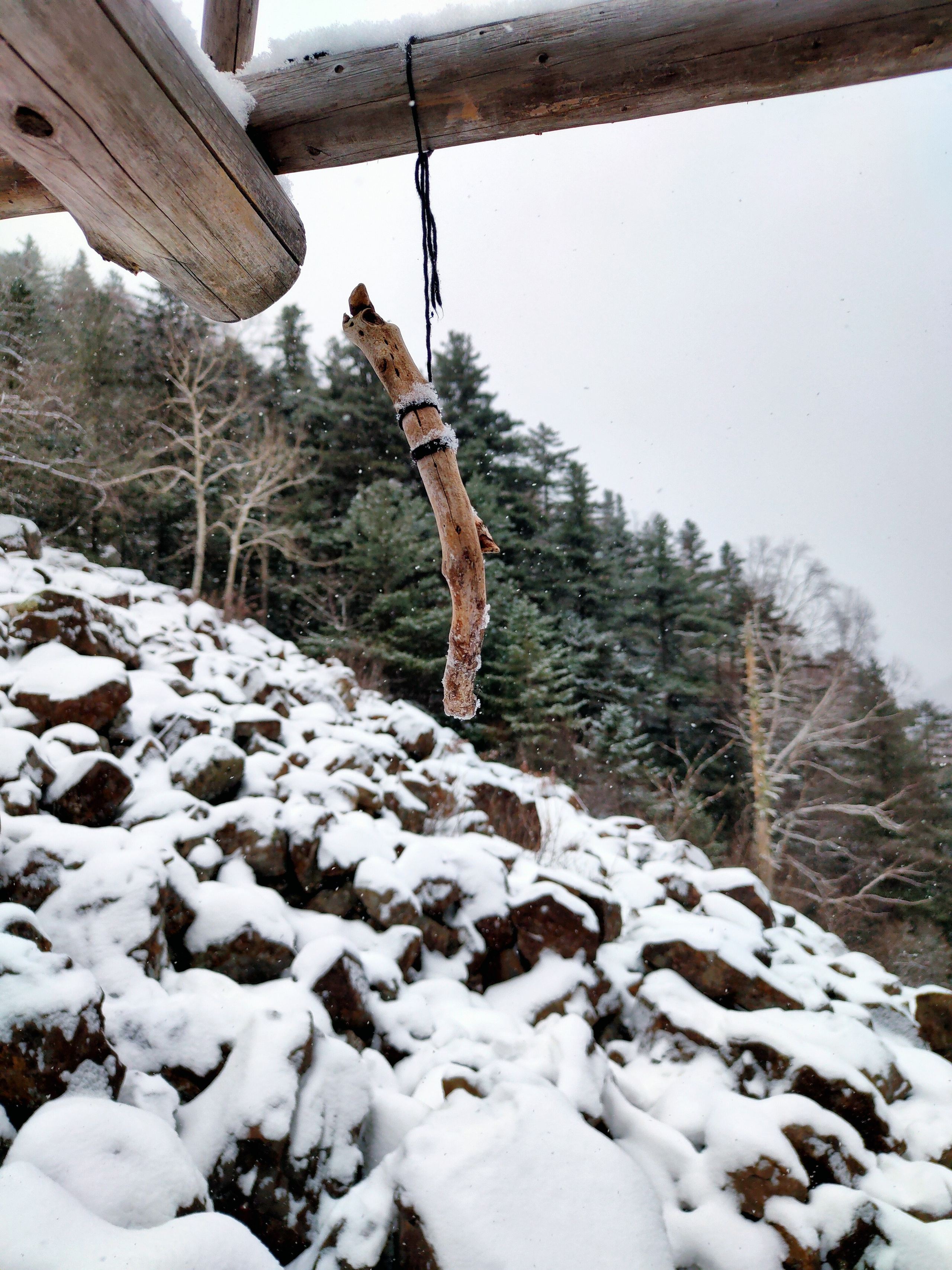 Талисманы на вершине деревянной беседки в горах Приморья