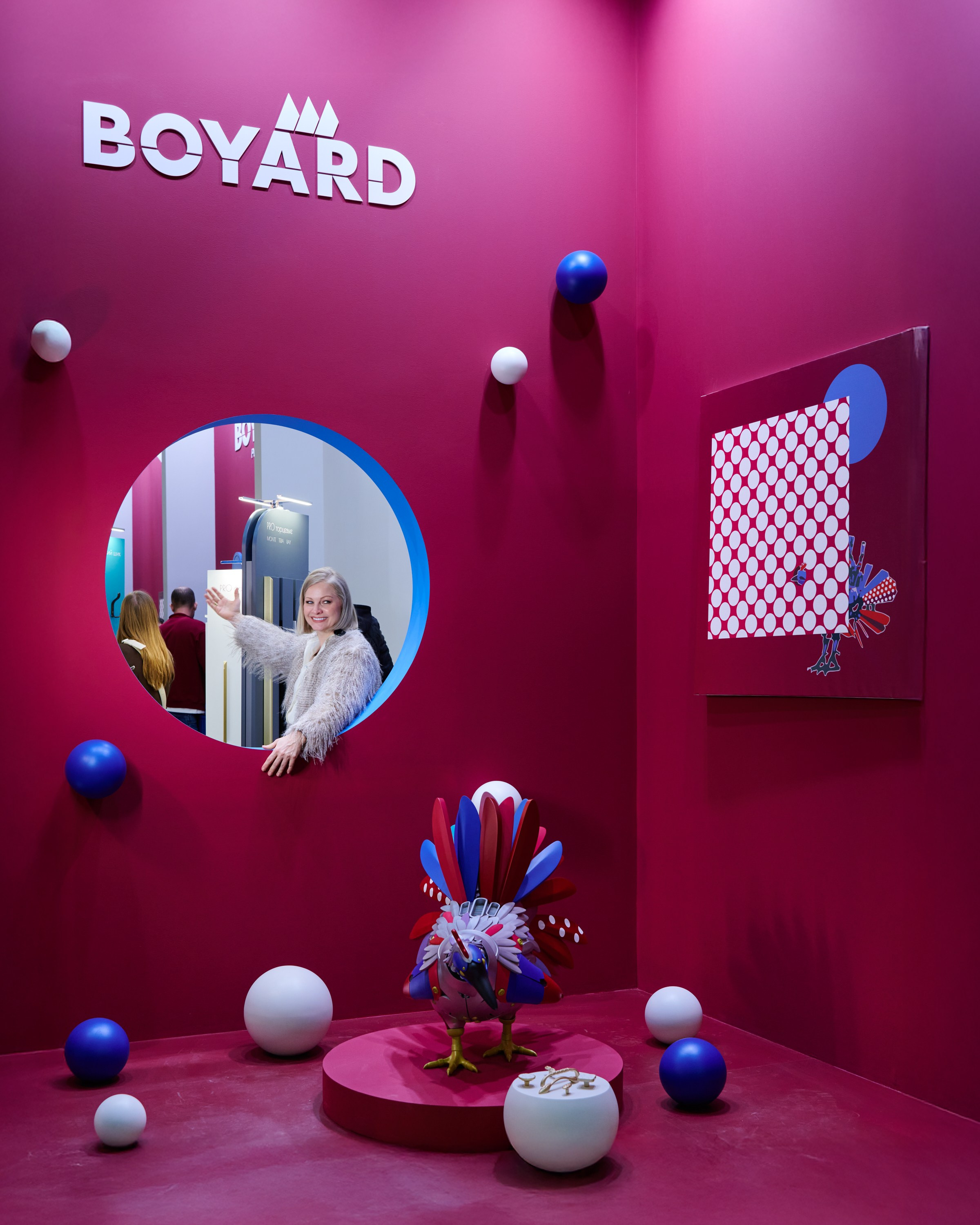 Стенд BOYARD с круглым окном и фигурой птицы