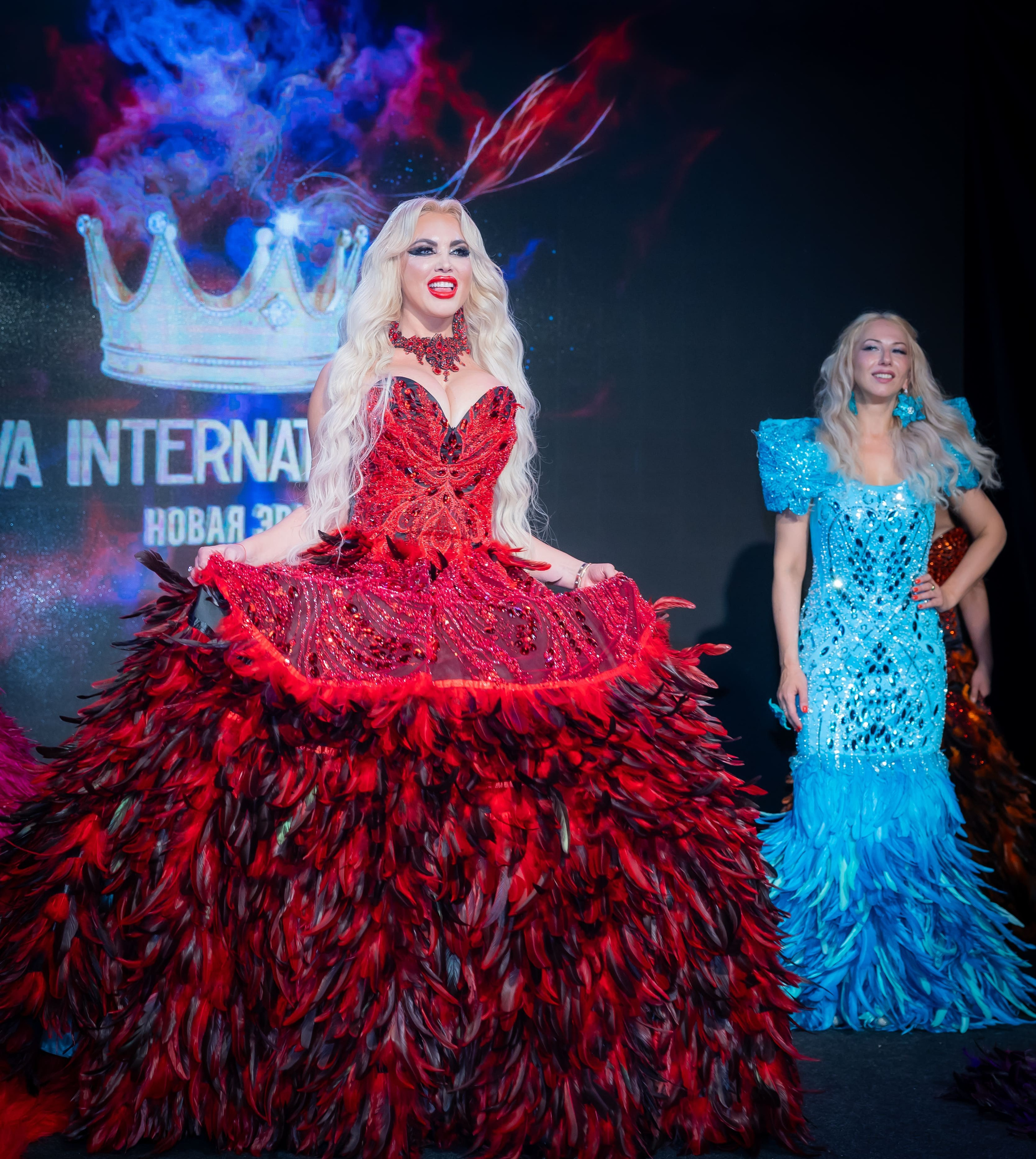 Финалистка конкурса красоты DIVA International 2026 в вечернем платье на сцене