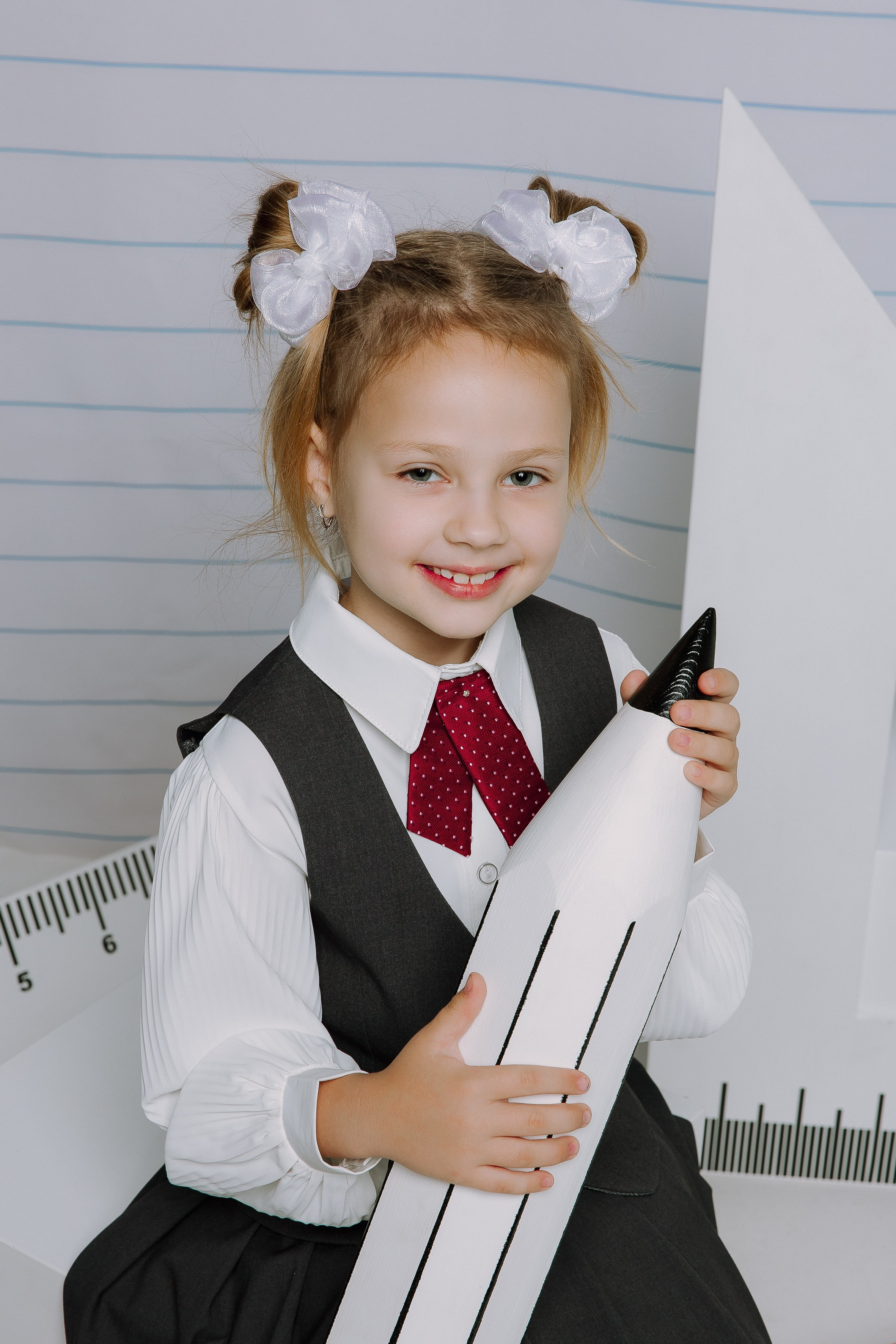 Студия- Портреты начальная школа (С реквизитом). Выпускные альбомы Натальи Бутко: Новороссийск, Анапа, Геленджик