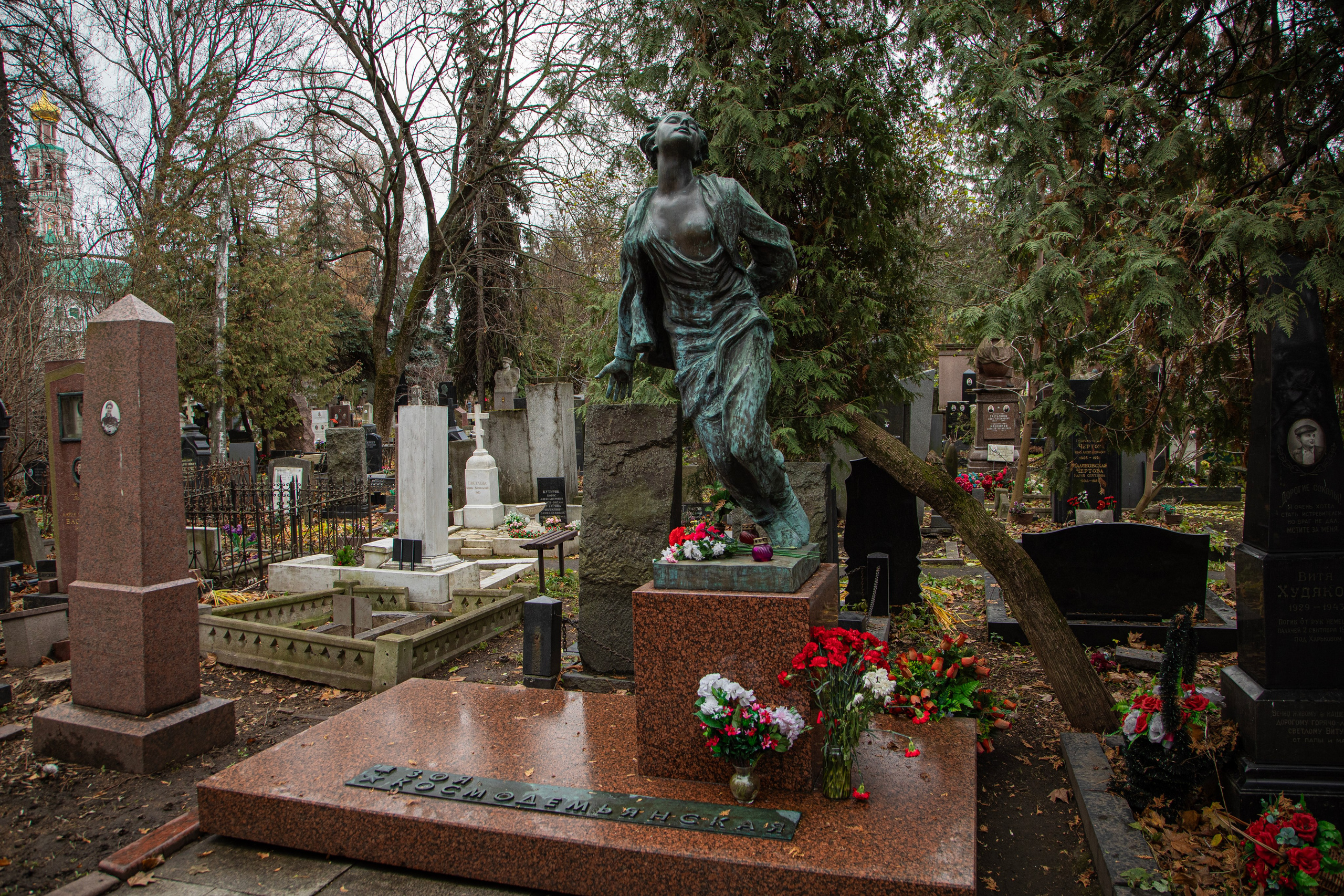 Осенняя прогулка по Новодевичьему кладбищу. Фотограф Сергей Ловкий