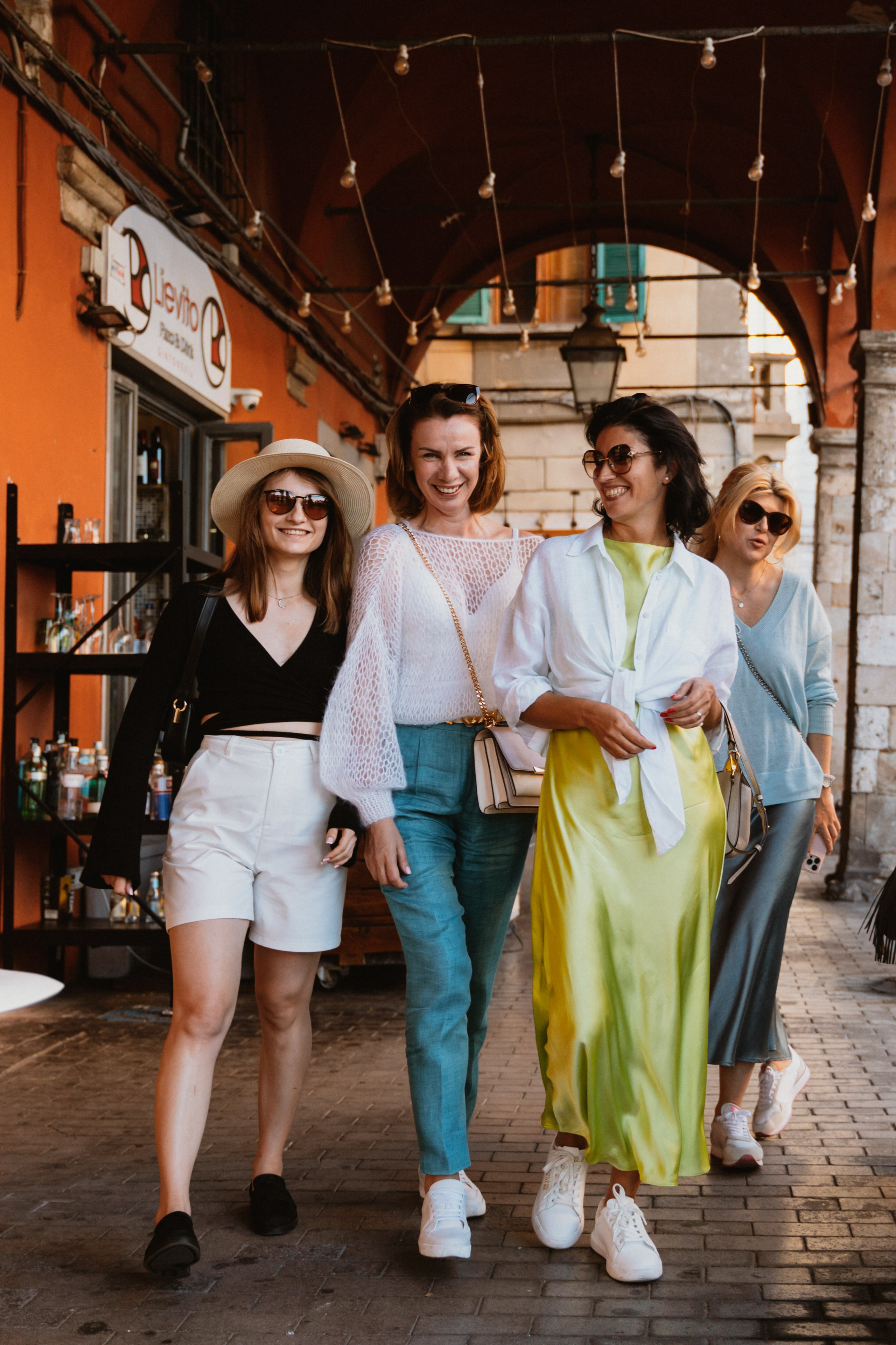 Pisa walk. Family Lifestyle Photographer in Lucca, Italia